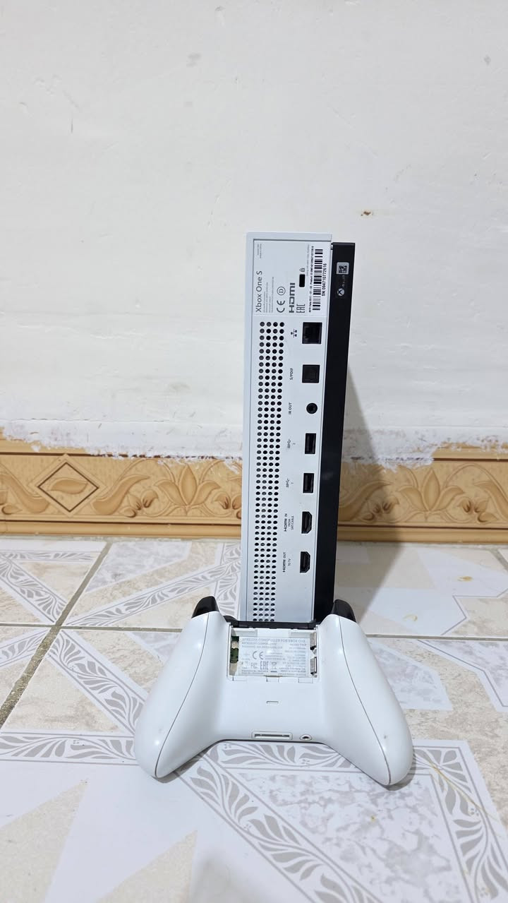 اكس بوكس ون اس حيل حيل نظيف بعده جديد مامفتوح لوك ستيكر يحتوي على جوستك بلادي مامفتوحه وغراضه كلة بلادي شرط الفحص والضمان السعر  160وبي مجال للطيبين توصيل جميع المحافظات متوفر ***********
