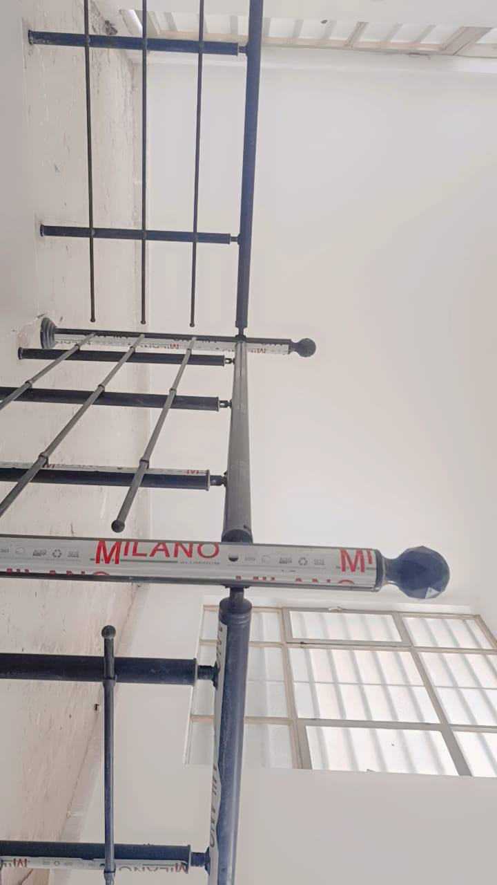 دار سكن المساحه 150 متر في حي الحكيم شارع ابو كيان الدلال قريب الكورنيش بناء حديث طابوك يتكون من 2 غرف نوم صاله مطبخ استقبال صحيات كهرباء ثريفيز ماء ثلالث خطوط للسعر والاستفسار الاتصال ***********  راتساب
