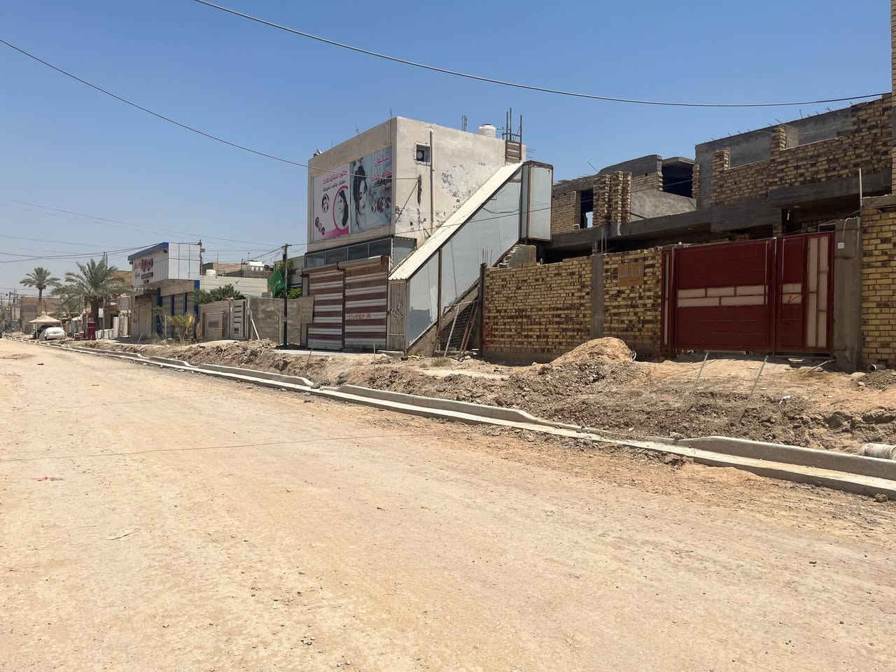 فرصة لا تُعوّض – دار للبيع في موقع مميز بحي الأكرمين 🏡
للبيع دار سكنية مساحة 200م في حي الأكرمين الثانية، بموقع  قريب جدًا من شارع 80 التجاري، أحد أهم الشوارع الحيوية في المنطقة.
✅ شارع بعرض 20 متر تجاري
✅ متوفر جميع الخدمات ( جاري العمل بالتبليط والارصفة حالياً) 
✅ موقع هادئ وقريب من الأسواق والمدارس والخدمات
✅ مناسب للسكن العائلي أو للاستثمار المستقبلي، مع قيمة عقارية مرشحة للارتفاع.
إذا كنت تبحث عن موقع يجمع بين الراحة وسهولة الوصول وقربه من المنطقة التجارية، فهذه فرصة تستحق الاهتمام.
📞 للاستفسار أو تحديد موعد للمعاينة، يرجى التواصل على الرقم: (***********).
