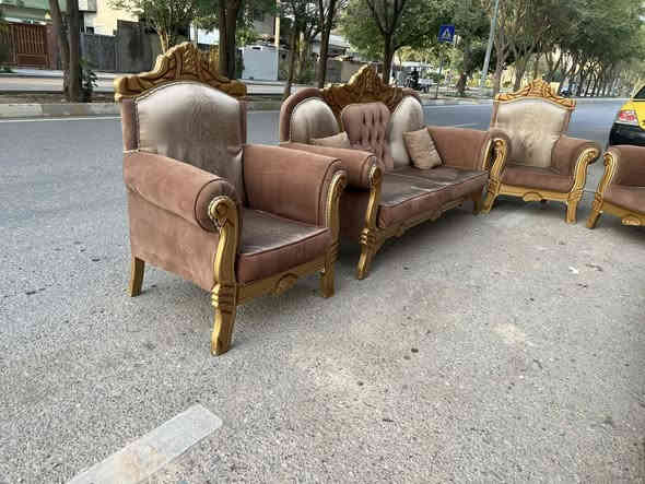 سلاوهاورییان
ئە م تاقمە کلاسیکە بۆ فرۆشتن 
10نە فەرییە تورکییە 
زۆر پاکو بی عە یبە 
ژ.م ***********
شوین.کە لار
