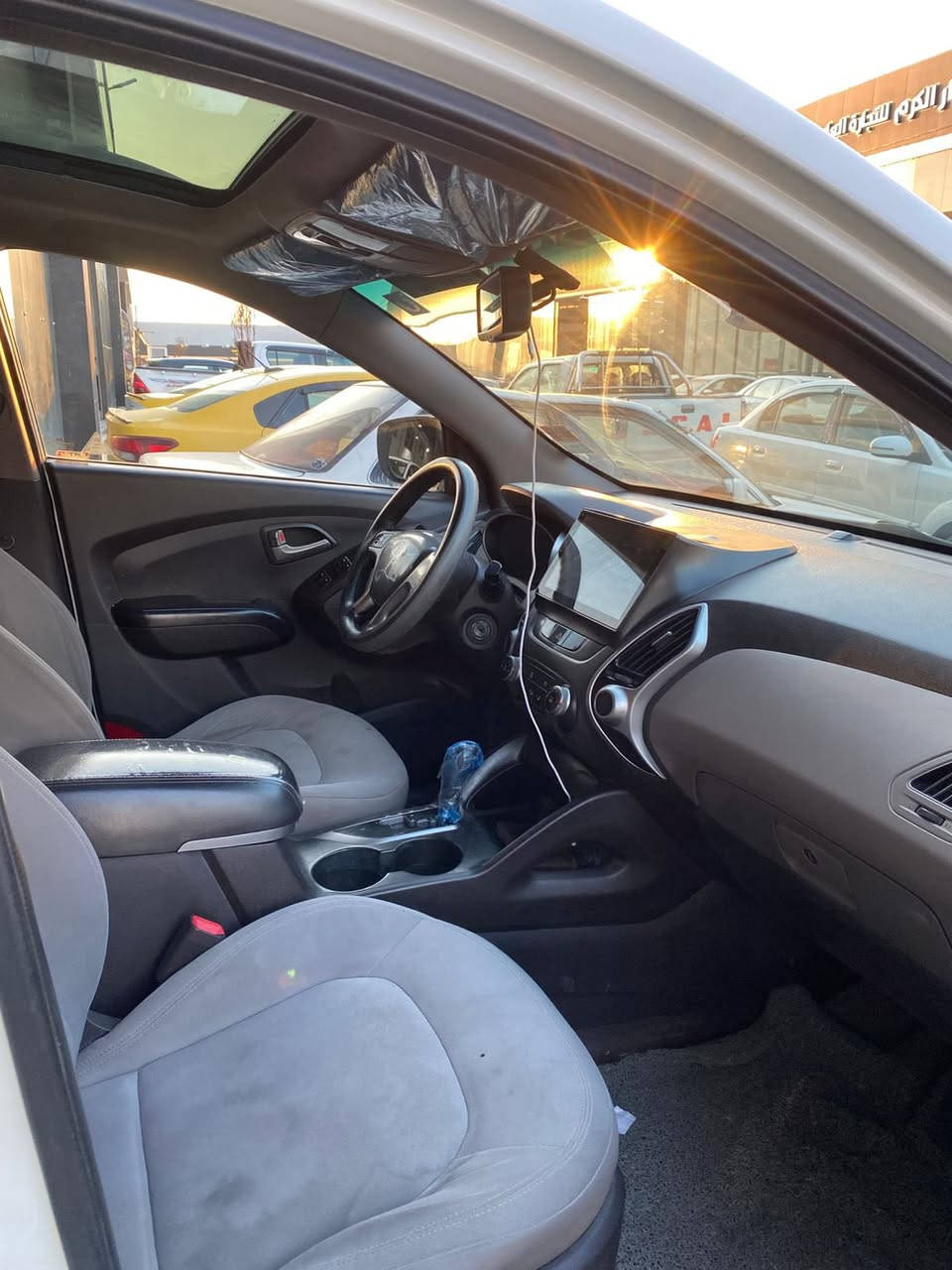 توكسون/2010 
وارد / كوري 
مشي السيارة/ 120 KM 
محرك بدون نفخ وبدون صرف وبدون رخاوة 

رقم بغداد  الجديد شرعي بل موصل 

لون السيارة / ابيض 
فول مواصفات 

بانوراما 
حكمات استيرن 
خمسة ويل كب 
أربعة دسك 
اشاير بالمري 

ملاحضة ( السيارة بدون ضرر وبدون صبغ وبدون تعديل وبدون تبديل على وضع الشركة ) 

مكان السيارة ( موصل ) 

السعر (143 ) وبيها مجال بسيط 

الأرقام: 
***********
***********
