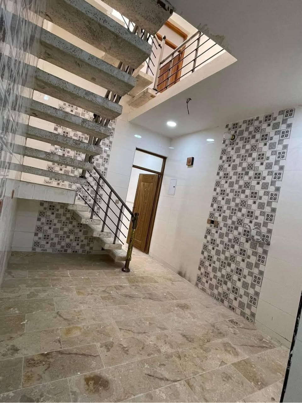 الدار للبيع مساحته 70م الواجهة 3ونص×20 يتكون البيت 3 غرف الفوق مع الجوه مع خدمات فوق و الجوه-  طابو صرف ملك 
الموقع بغداد الشعب  وره مطعم محمد الكردي قرب موكب ابو حيدر 

غير  متواجد على الفيس فقط الواتساب :***********

السعر :168مليون
