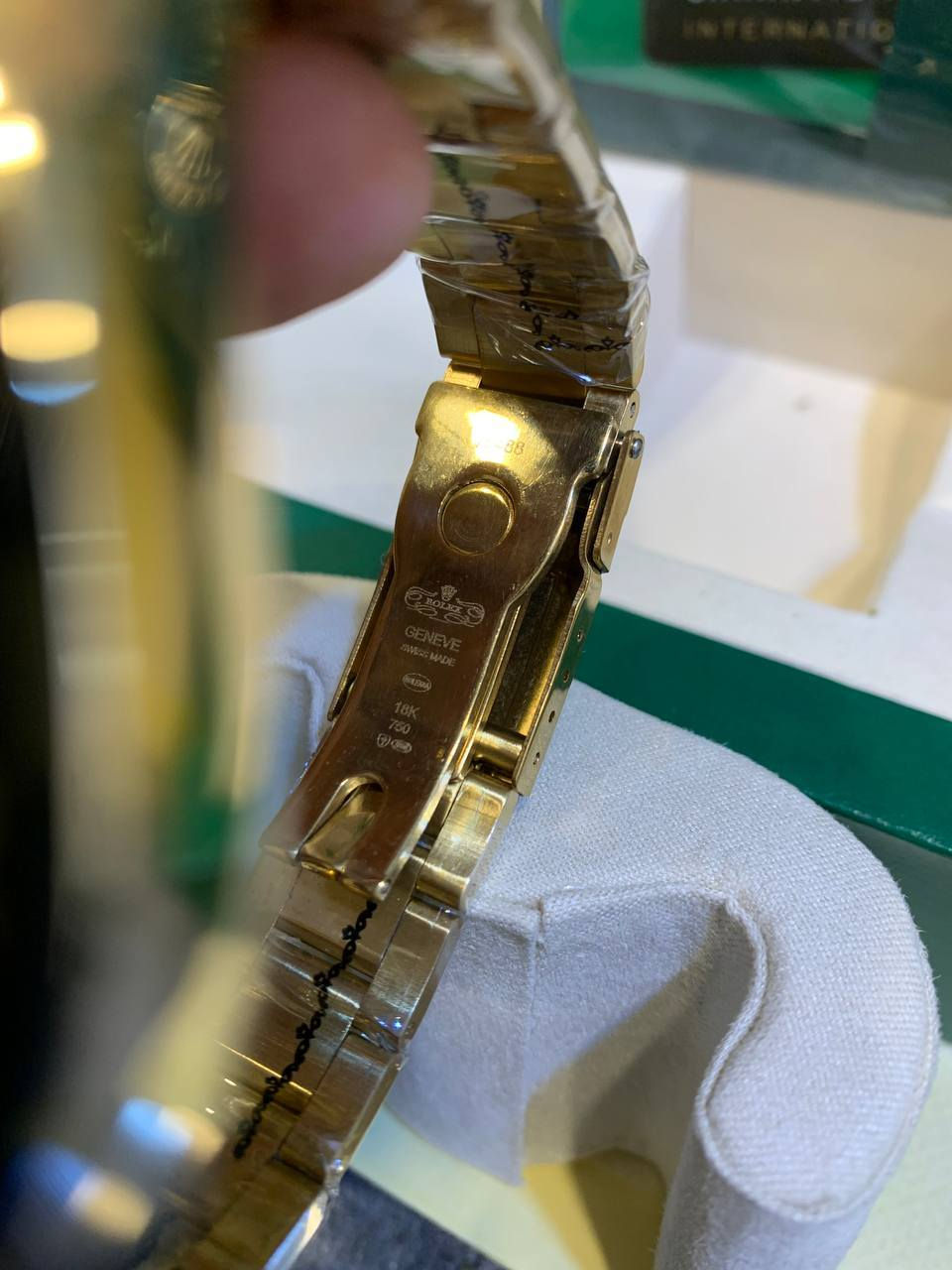 حتى اذا متشتري لايك منك دعم الي واكون ممنون الك
رولــ..يكس سبمرينر مختومة ذهب عيار 18 مختمة من كل مكان وزن ثقيل رنك دوار وعداد شهري مقاومة للماء زجاج زفير ضد الخدوش اميال وارقام لامينوس تجي مع كافة الملحقات ( علبة+ كرت ضمان لمدة سنتين+ ) مزاد يبدي من 50 اي رقم جوه 50 ممحسوب مزاد لحد 5  ينتهي
توصيل 5 لجميع محافظات العراق


**إذا كنت صاحب هذا الإعلان وتريد حذفه لأي سبب، رجاءا أرسل رسالة إلى الدعم الفني**