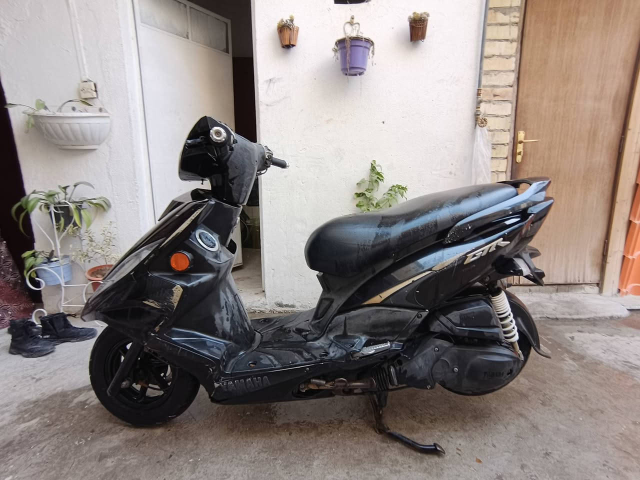 السلام عليكم دراجة جي تي أر للبيع الدراجة مكينة برغي ممفتوح كهربائيات شغالة الدراجة بيهة قايش و نوزل تعبان السعر 550وبيهة مجال بسيط رقمي *********** مكاني الشعب
