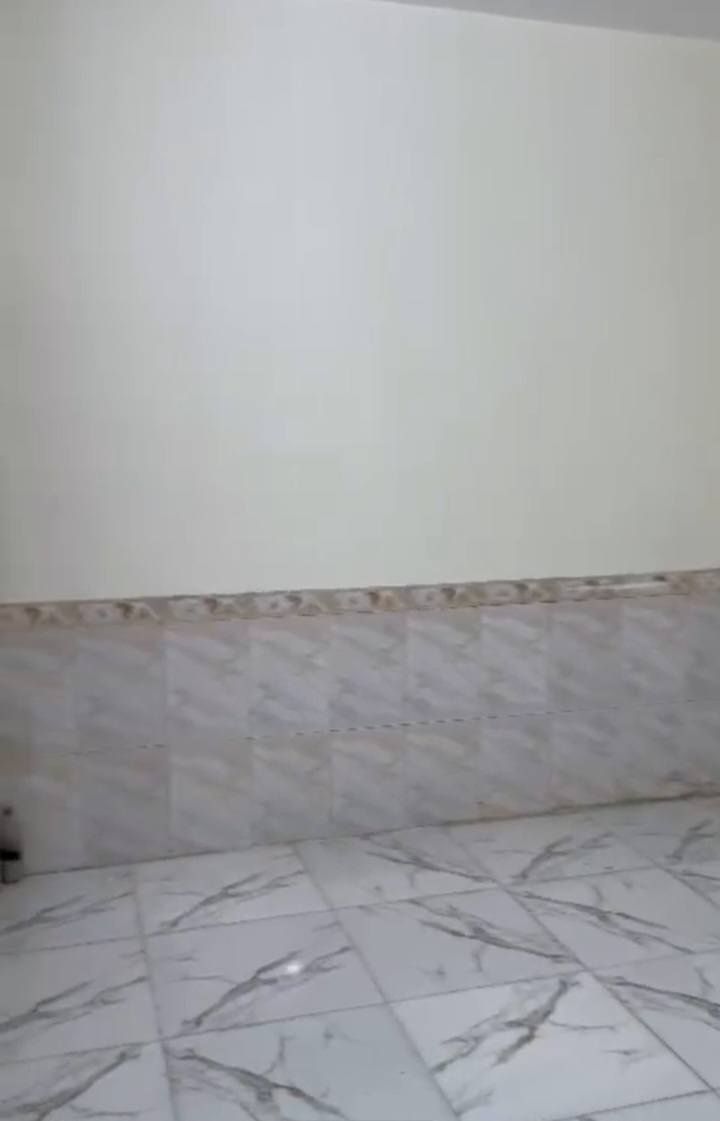 السلام عليكم يوجد دارمساحة ٥٠متر طابق ونص مسلح سند٢٥ إقرار محكمه يقع في كربلاء الجاير خلف صيدلية صافي الصفا كامل الخدمات ماء مجاري كهرباء ومدارس وأسواق يصلح حسينه او دار سكن يحتوي على غرفة نوم ومطبخ وصحيات انفرادي وصاله ومنور اما الطابق الثاني يحتوي ع غرفة نوم وصحيات  وبسعر مناسب للإستفسار لاتصال*********** 
***********
