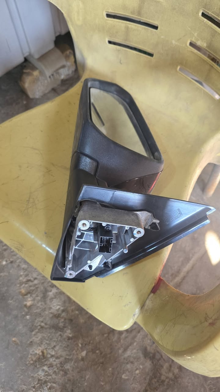 مرايه جانبيه جهه السائق اصليه رادار موديل 24 كوينكس سعرها 100 الف للاستفسار الاتصال عل الرقم *********** واتس اب
