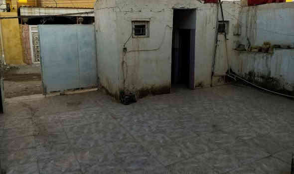 ♦️دار للبيع مساحته 180مترنظيف جدا♦️
يحتوي على غرفتين نوم وهول ومطبخ واستقبال وصحيات داخلية وخارجية
♦️وگراج كبير جداً♦️
⬅️مبني من البلوك 
⬅️السقف صب كونكريت 
⬅️الأرضية والجدران سيراميك 🟥
♦️نوع العقار طابو زراعي ♦️
♦️مرقم من قبل البلدية♦️
♦️في الشارع الرئيسي وليس فرعي ♦️
السعر//47 مليون وبي مجال           
العنوان//كوت حي الحكيم الاولى شارع مجمع الخيرات                 ♦️♦️بنفس الشارع وليس فرع♦️♦️
للاستفسار الاتصال على الارقام التاية 
***********الاتصال
***********الاتصال
