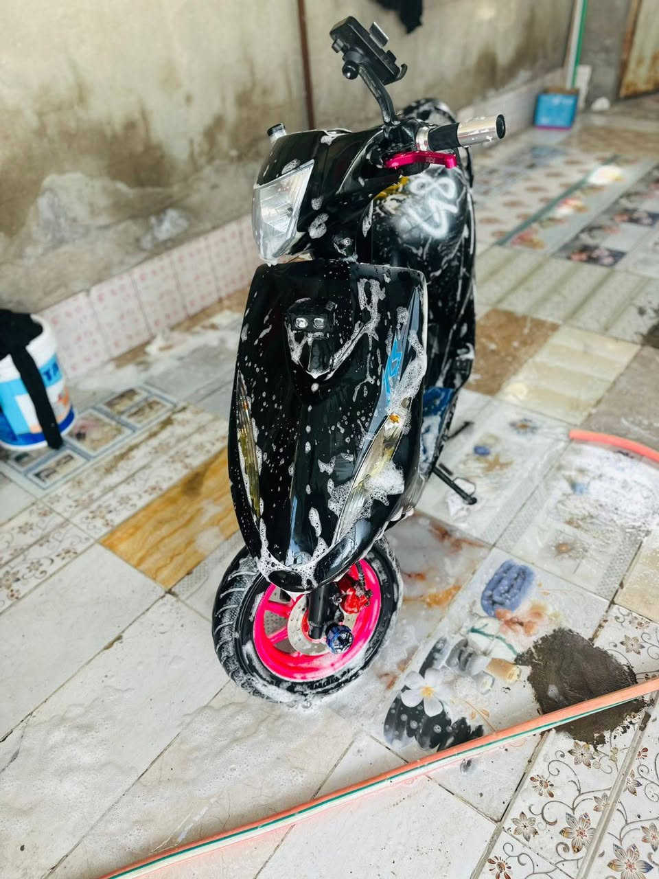 سلام عليكم دراجه ماكس حاويه.   للبيع ماصارله هواي من مشتريه.   صور الي بل بداياه شكله اول ما اخذته.   صور الاخيرات. بدلت ويلاته وكم شغله. وغراضها البلاديه موجوده  ويلاته ويدات بريك و كزوزه    ودراجه خير من الله ما مقصره   جيب مصلح وتعال وين ماتريد خذه دراجه ما مفتوحه ومابيه اي شي. ارد ابيعه لئن ضاله بل بيت محد يطلع بيه لئن اخذت ايراني رقم. وتحياتي لجميع 🖤

 بصره قضاء  المدينه


**إذا كنت صاحب هذا الإعلان وتريد حذفه لأي سبب، رجاءا أرسل رسالة إلى الدعم الفني**