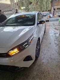 كيا فورتي جي تي لاين ابيض 2024 المواصفات... السيارة زيروو  ماشية فقط 8...