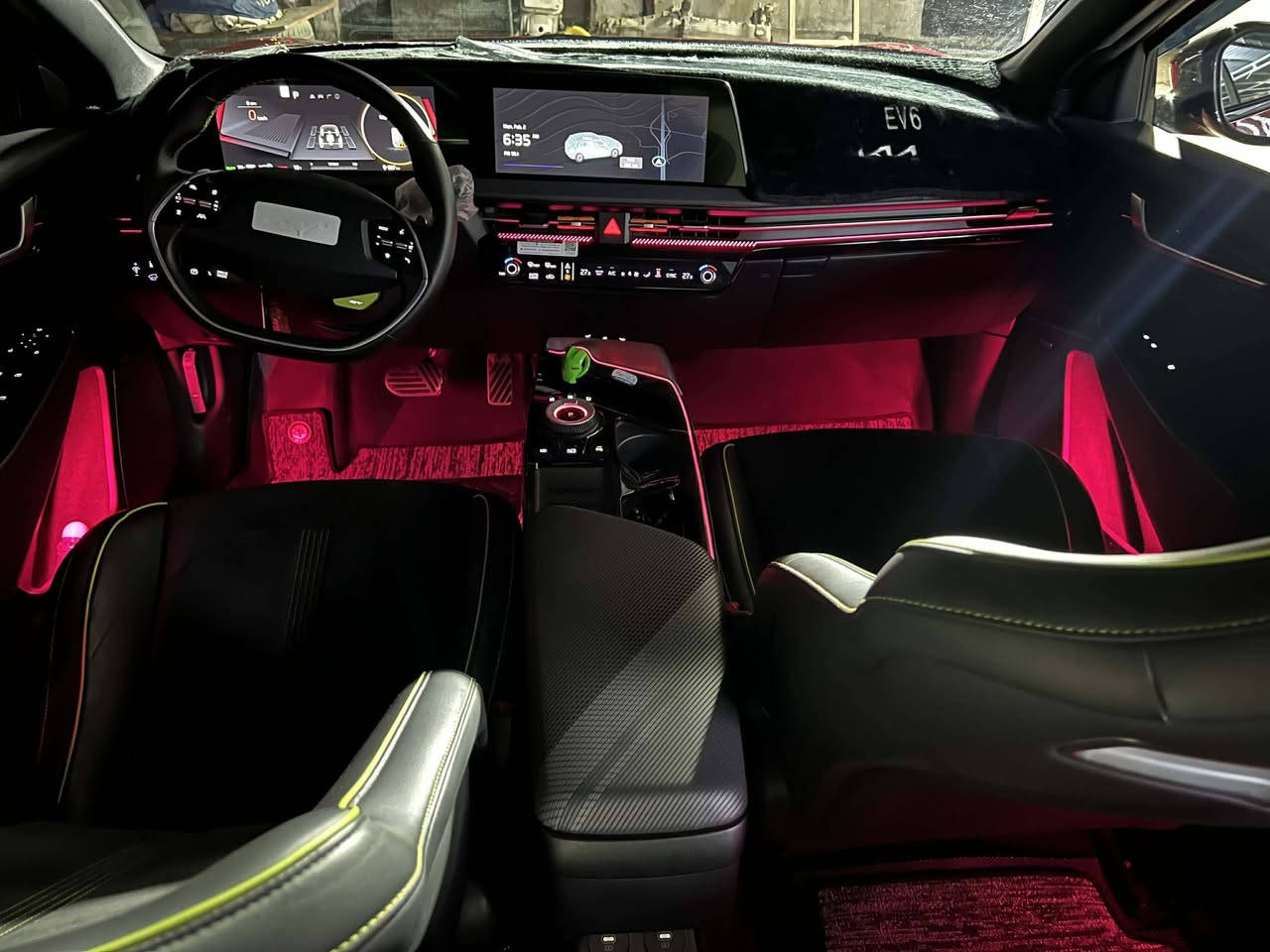 السيارة الأولى على العراق 💪🥇
KIA EV6 GT
كهربائية بالكامل، من أندر فئات هذه السيارة هي فئة ال GT وعدد نسخها قليلة جدا هي نسخة رياضية جاءت بقدرة حصانية 585 حصان✈️ تسارعها من الصفر الى 100 ب3 ثواني.. مزودة بمقاعد رياضية يتوسطها ختم GT و زر اخضر بالمقود لون اخضر مختوم عليه GT، السيارة تمتلك رزانة وعزل وسرعة واقتصاد بنفس الوقت بحيث في الشحنة الواحدة تمشي 550KM السيارة مزودة بأمريكا 🇺🇸 ب لوي برتقالي و ويالة رياضية
فچوچ لون اخضر بلاد من الشركة
السيارة بأسمي رقم بغداد.. بدون قطرة صبغ مبدل بيها بنيد ودعامية نفس لون السيارة بدون لغد بدون شاصي.. ماشية 32 الف
المواصفات :
بصمة +تتقدم وترجع بالريموت +تشغيل عن بعد
بانوراما
كاميرات 360
رادارات 360+حساسات امامية وخلفية 
سماعات Meridein
كشنات كهرباء+تدفئة الكشنات الامامية والخلفية +تدفئة مقود
هاند بريك بصمة
Auto Hold
وضعيات قيادة (ECO+SPORT+NORMAL)
مري كهرباء+شفط
يدات كهرباء
اشارات بالمري +اشارات لكزز بلاد من الشركة +اضاءة زينون +اشارات LED+إضاءة LED
شحن لاسلكي +USB+TYPE C
مخرج تكدر تغذي من بيتك بالكامل
كير ماوس
شاشة كبيرة متصلة +فول تحكمات ستيرن
صندوق كهرباء
قطعتين تبريد
لد نهاري+لايتات عدستين
DATA SHOW
شفتات ستيرن
وبعد بيها هواي مواصفات السيارة ما تنوصف بمنشور لكن للأختصار
عنوان السيارة بغداد 
السعر 225 وبيها مجال للاستفسار الاتصال على الرقم ***********
