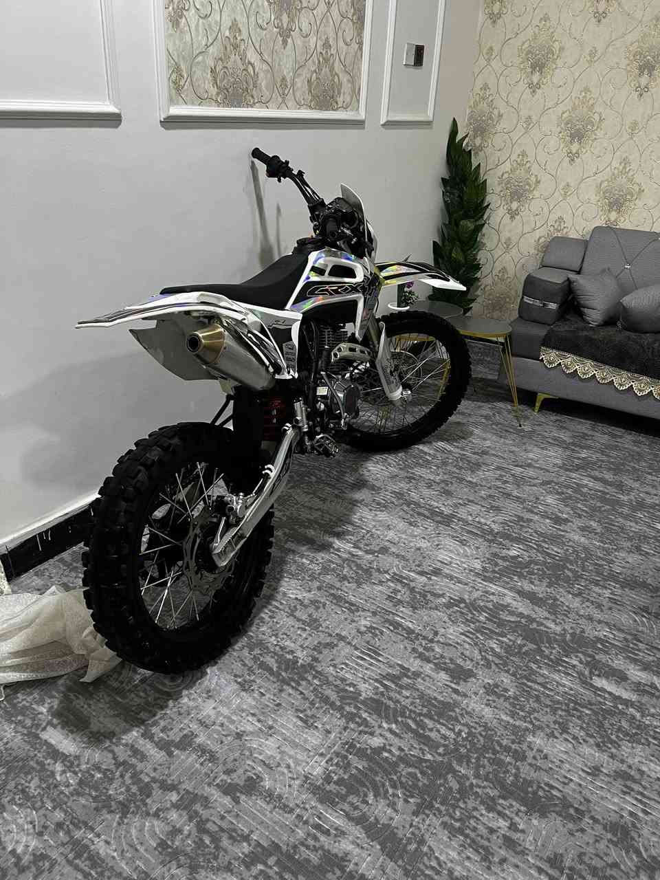 سلام عليكم قفاز نوع CRX دراجه نضيفه جديده بحاله الوكاله شلعه ومعدل شك لكاع نضيفه وصل شراء فقط موجود رايده ب1500  بًمليون ونص وبيها مجال مكاني بصره الجزائر أو مراوس ب ايراني رقم أو اوراق أو ماكس نضيفه تواصل ***********
