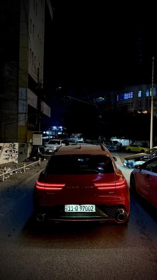 جينيسيس GV70 (Genesis GV70)
الموديل: 2022 / 2023
 اللون: أحمر ماروني (Mauna Red)
 نظام الدفع: دفع رباعي مستمر (AWD)
 المحرك: 2.5L Turbo (تيربو)
 حجم العجلات (الويلات): 21 إنش (سبورت)
مكانها بالبلديات 
حره مو شهداء 
اتصال بلرقم ***********
