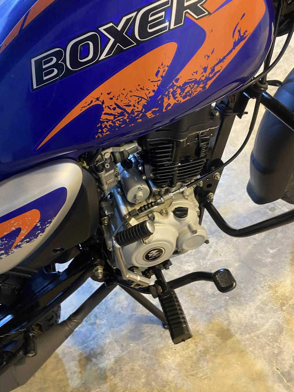 بوكسر موديل 22 رقم بغدادانكليزي  باسمي المكينه بلادية برغي ممفتوح مكان بغداد تقاطع نهروان *********** ماشية 35الف حقيقي. السعر 2300 وبي مجال حك الجية
