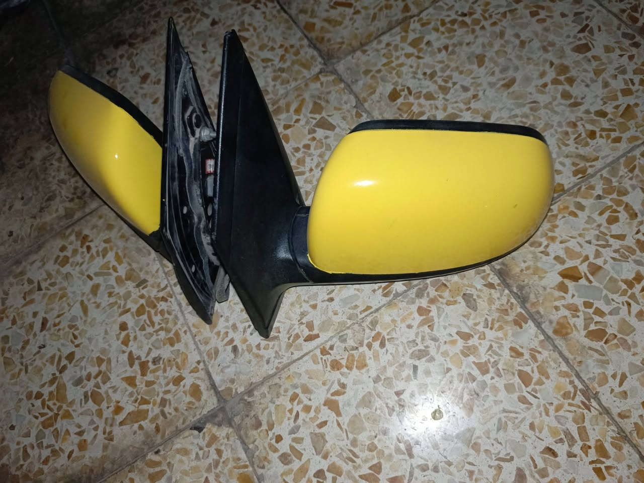 سلام عليكم
زوج لايتات اصليات انظاف 
زوج مري كهرب بدون اشاير 
شاشة بيكانتو معا اطار 
دفع سعر عجبني ابيعك 
من موديل 12الى16مضلع 
***********او***********
