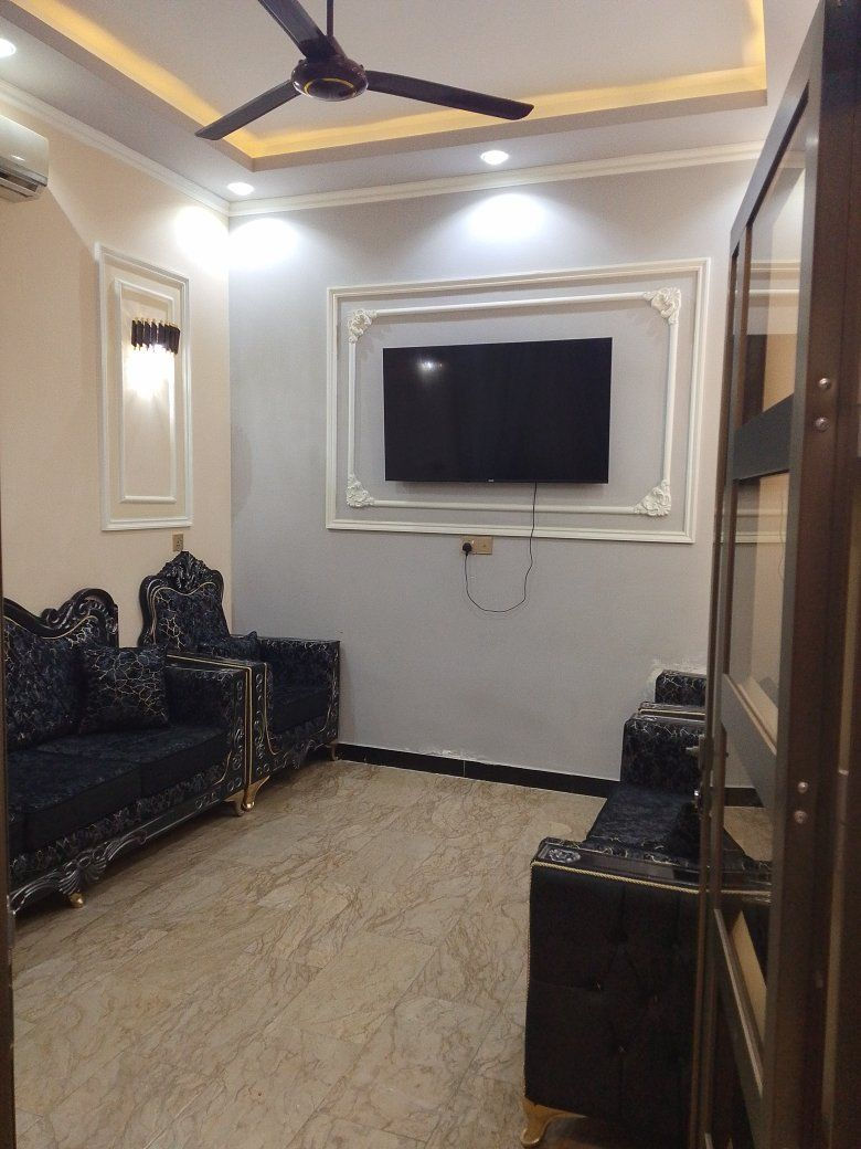 عقار ملك صرف للبيع السعر مناسب جدا 🗣️
المكان / البلديات / حي التجار 
الموقع مميز جدا جدا 
مقابل بناية الأمن العامة سابقا محاذير  من شارع القناة
المساحة / ٥٠ متر مربع 
الواجهه ٥ م
النزال ١٠ م 
دار سكني جهاز للسكن من اربع طوابق حديث البناء سنة ٢٠٢٤ يحتوي على ٣ غرف نوم + حمامات عدد ٢ + صالة منعزلة لاستقبال الضيوف مطبخ عربي وحولي مميز وعصري جدا أرضية الدار مرمر اماراتي الدرج مرمر بيتونة كبيرة جدا بمساحة ٧*٤ الدار عبارة عن مدخلين ابواب الدار المنيوم زجاجي جدران الطابق الارضي سيراميك للتواصل في حال الرغبة الاتصال على صاحب الدار *********** ابو حسن
