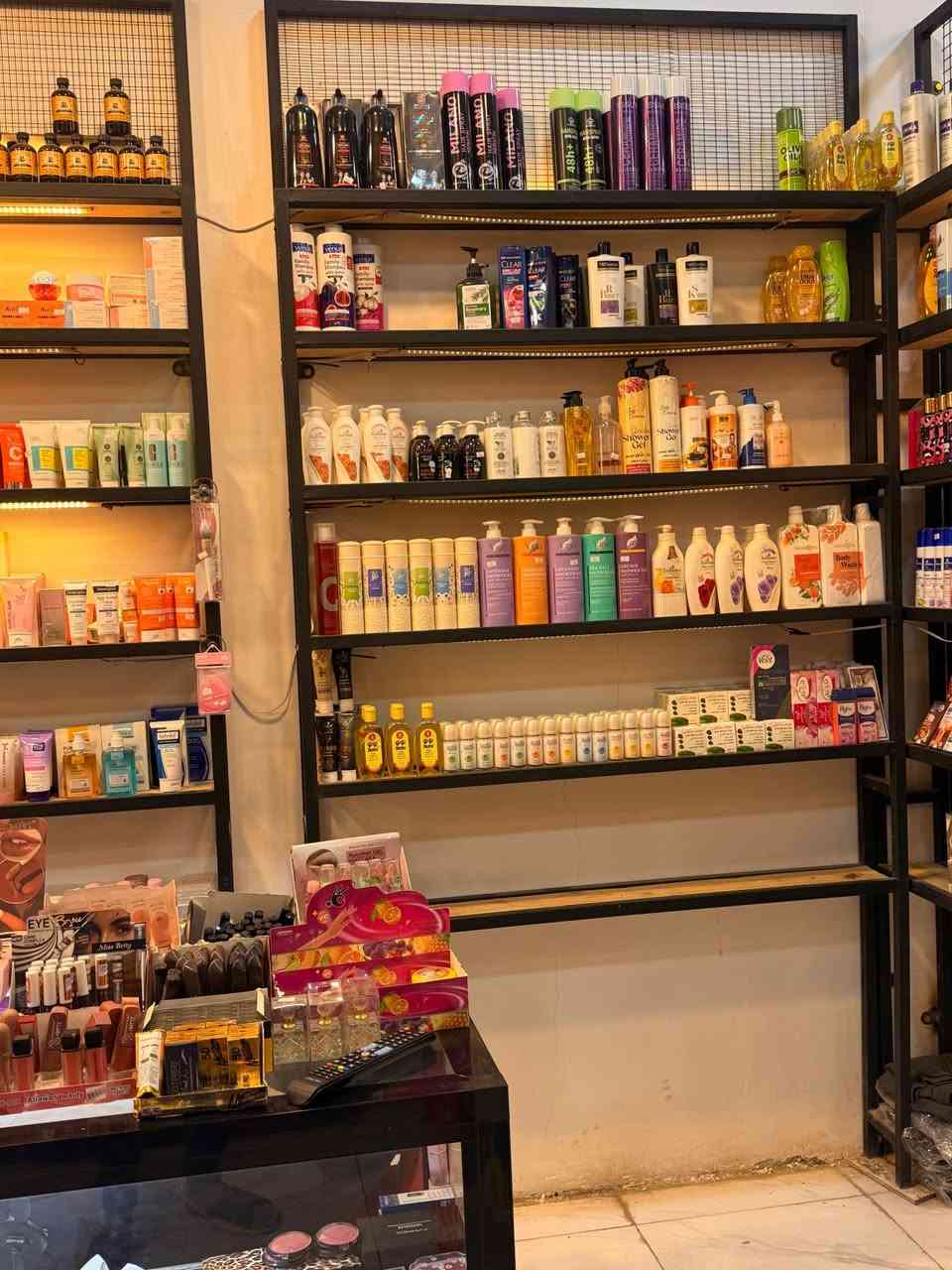 بضاعة كوزمتك للبيع شلعه كامله 
للاستفسار مراسله الصفح 
سبب لبيع توسيع المكان 
*********** الميمونة, ميسان
