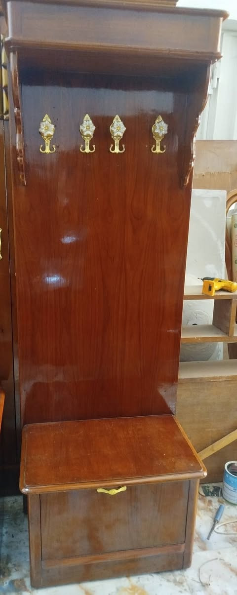 جربايه وميز مرايه وزاوية 
للبيع سعر 250
العنوان العزه القديمة 
***********
