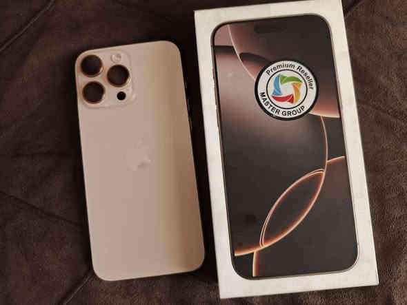 السلام عليكم ايفون 16 برو ماكس نسخة شرق اوسط جديد مستخدم شهر بعده داخل الضمان عدد دورات شحن 28 الذاكره 256 حته وصل الشراء موجود وكالة عين الفهد مع كامل ملحقاة والعلبة وشاحن لون تيتانيوم الصحراء مع 4 كفرات ولاسق شاشه ولاسق شاشه غير مستخدم السعر مليون و600 الف بي مجال بسيط مكاني بغداد الدورة الاتصال متواجد واتساب ***********
وهاذي مواصفات الجهاز بتفصيل كامله 
آيفون 16 برو ماكس بنسخة الشرق الأوسط بشاشة Super Retina XDR مقاس 6.9 إنش بتقنية ProMotion ومعدل تحديث 120 هرتز، شريحة A18 Pro، وكاميرا أساسية متطورة بدقة 48 ميجابكسل بالإضافة إلى كاميرا واسعة للغاية وتقريب مسافات 5x. يدعم شريحة Nano وeSIM، ويعمل بشبكة 5G، مع بطارية بسعة 4685 مللي أمبير تدعم الشحن السريع والشحن اللاسلكي MagSafe بقوة 25 واط. 
الشاشة والبطارية
حجم الشاشة: 6.9 إنش.
نوع الشاشة: Super Retina XDR OLED مع تقنية ProMotion ومعدل تحديث يصل إلى 120 هرتز.
الميزات: Dynamic Island، شاشة "التشغيل دوماً"، سطوع يصل إلى 2000 شمعة في الخارج.
البطارية: 4685 مللي أمبير، تدعم الشحن السريع PD2.0، الشحن اللاسلكي MagSafe بقوة 25 واط، والشحن اللاسلكي Qi2 بقوة 15 واط، والشحن العكسي بقوة 4.5 واط عبر منفذ USB-C 3.2. 
الأداء والكاميرا
المعالج: A18 Pro سداسي النواة.
ذاكرة الوصول العشوائي: 8 جيجابايت.
الكاميرات: نظام كاميرا Pro متطور يتضمن كاميرا Fusion بدقة 48 ميجابكسل، وكاميرا واسعة للغاية بدقة 48 ميجابكسل، وكاميرا تقريب المسافات 12 ميجابكسل (5x).
ميزات التصوير: دعم تصوير الفيديو بدقة 4K بمعدل 120 إطاراً في الثانية بتنسيق Dolby Vision، ميكروفونات بجودة استوديوهات احترافية، ووحدة تحكم في الكاميرا مخصصة. 
التخزين والاتصال
التخزين: يأتي بسعات مختلفة 256 جيجابايت فما فوق ولا يدعم ذاكرة خارجية.
الشحن: منفذ USB-C.
شرائح الاتصال: شريحة Nano وشريحة eSIM (شريحتين في المجموع).
الاتصال: شبكات 5G، و Wi-Fi 6E/7، وبلوتوث 5.3، وNFC. 
ميزات إضافية
أمان: Face ID لبصمة الوجه.
مقاومة: مقاوم للماء والغبار.
التصميم: تصميم من التيتانيوم مع درع سيراميك.
