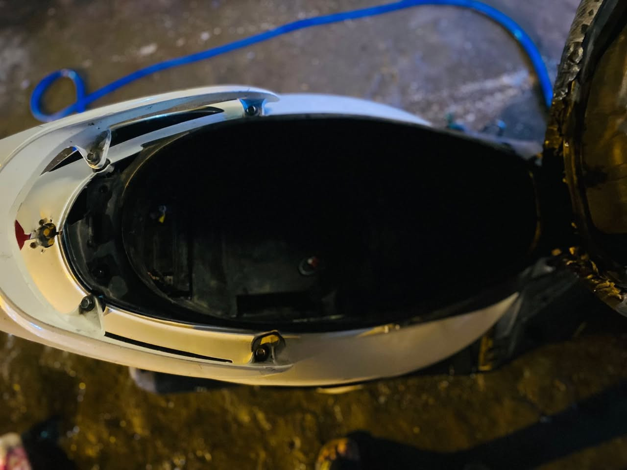 دراجه فعلب بيع طافيه تمشي بس تقطع 
كهربايات نظيفه 
العنوان بغداد السكان قرب المنصور 
السعر 300 بيه مجال قل***********
