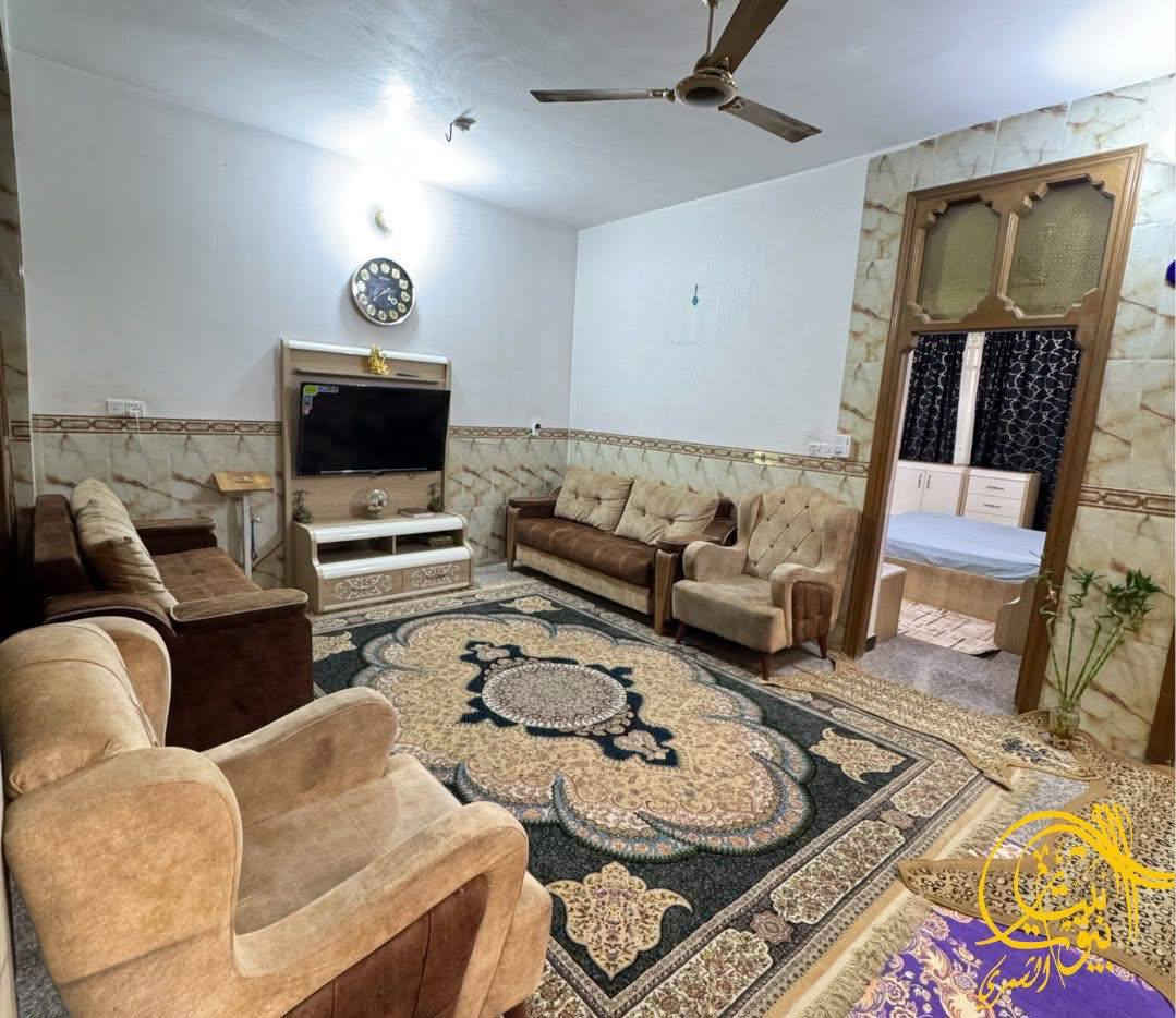للبيع المساحة 200م طابق واحد عدد الغرف 2
وكليدور وصاله 
 مجمع صحيات داخلي وخارجي
 كراج سياره +حديقه صغيره 
الموقع الشارع الخدمي بنادر الثانيه قرب اسواق نادر مول شارع الجوادين
السعر 215 وقابل للتفاوض
طابو زراعي 
تواصل ***********
