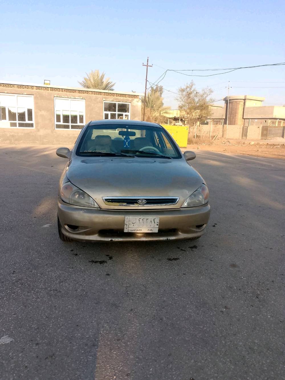 سيارة كيا ريو للبيع، اللون ذهبي، موديل جيد ومناسب للاستخدام اليومي. السيارة بحالة جيدة من الداخل والخارج وجاهزة للسفر.
