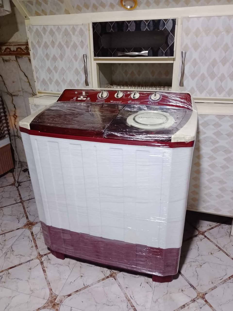 للبيع   غراض باله غسالات  اخت الجديد شرط شغل عله  البلاد احجام كبيره  25 كيلو + 22 كيلو سعر 125  + كاونتر قطعتين راضي  وتعليك  متر ونص بدون سنك سعر 160 / + طباخ نوعيه شرط شغل  نضيفه سعر 85  /  + ثلاجه 12 قدم اخت الجديد  سعر 180 / العنوان بصره   تاميم   للاستفسار *********** متوفر توصيل البصرة, العراق
