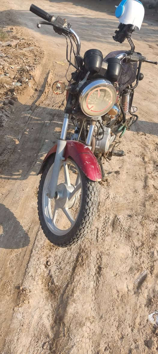 السلام عليكم الدراجه بوكسر موديل 2018 للبيع المكينه 150 نشطه الكهربايات شغاله الدراجه مال جناي بس بيها نقص كابريته الدراجه شغاله كل شي السعر 325 وبيها مجال  ما بيها المكان المحاويل رقم الهاتف /***********
