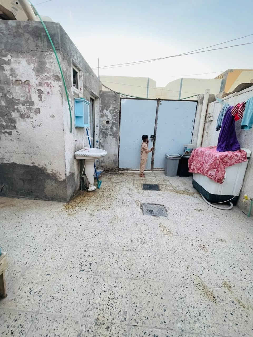 يــالله بــيــت  100 متر مناسب وقريب 
غــــرفـــه صــــالـــه اســـتــقــبــال مــطــبـــخ تـــخــاريـــج 
بــيــت مثل ماموضح بالصور مرتب  مشمول بالتطويب  
عنوان البيت شارع المطار القديم مقابل مدارس القصواء …
سعر البيت 18 مليون مناسب جدا 
للاسـتـفـسـار *********** واتــســاب +اتــصـال
