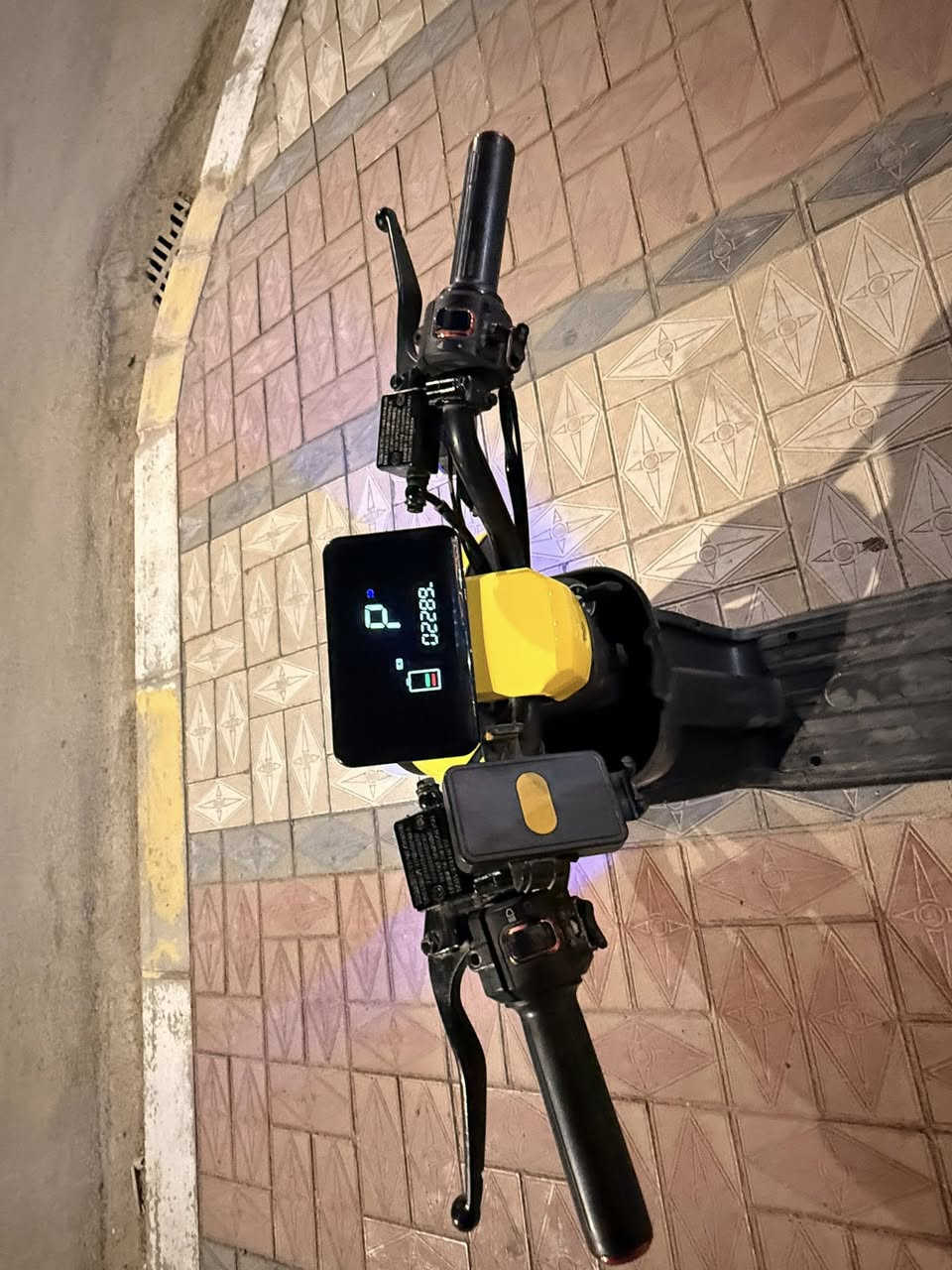 السلام عليكم دراجة شحن للبيع R9 موديل 2025 ماشية 2250 كيلو متر بطارياتها بعدهي جديدة على وضع الشركة شلعة تخبل ما بيهة عطل ولا مبدل بيهة شي الدراجة اخت الجديدة (المواصفات) لايت زيوني عالي ناصي رباعية هورن بيهة بك رجوع الى الخلف بيهة ٤ سرع تمشي 99 بعدهي كلش جديدة والسعر خاص مكاني ناصرية الثورة للشراي ***********
