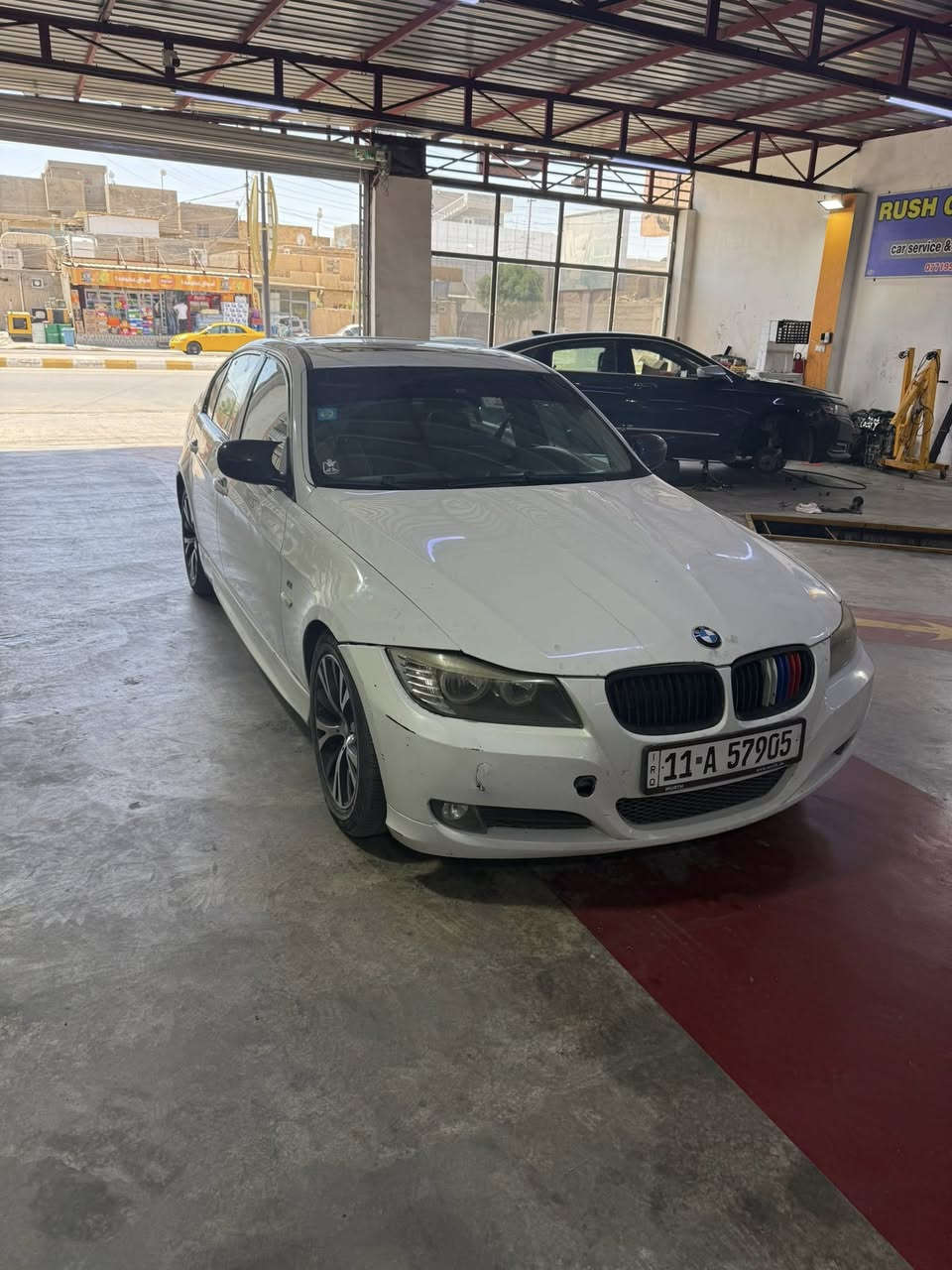 السلام عليكم.. من رخصة اصحاب الكروب
عندي BMW e90 
موديل السيارة 2009 
حجم السيارة 328i
مكينة 6 سلندر N52 المرغوبة
السيارة بيها صبغ خمس قطع 
اريد مراوس ويا جالنجر موديل 2015 وفوك مصبوغة عام .. 
ونتفق على الفرق 

***********
