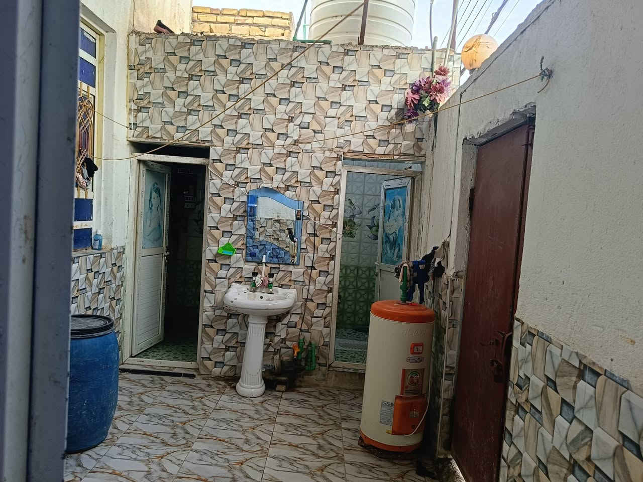 بيت للبيع زراعي في ناحيه العكيكة مقابيل حسينه العاتي
مساحه 100 متر 
محتويات ديوانيه صاله مطبخ صحيات وغرفه  واحده
البناء فرمستون اعكاده 
السعر 43 وبيه مجال 
***********
