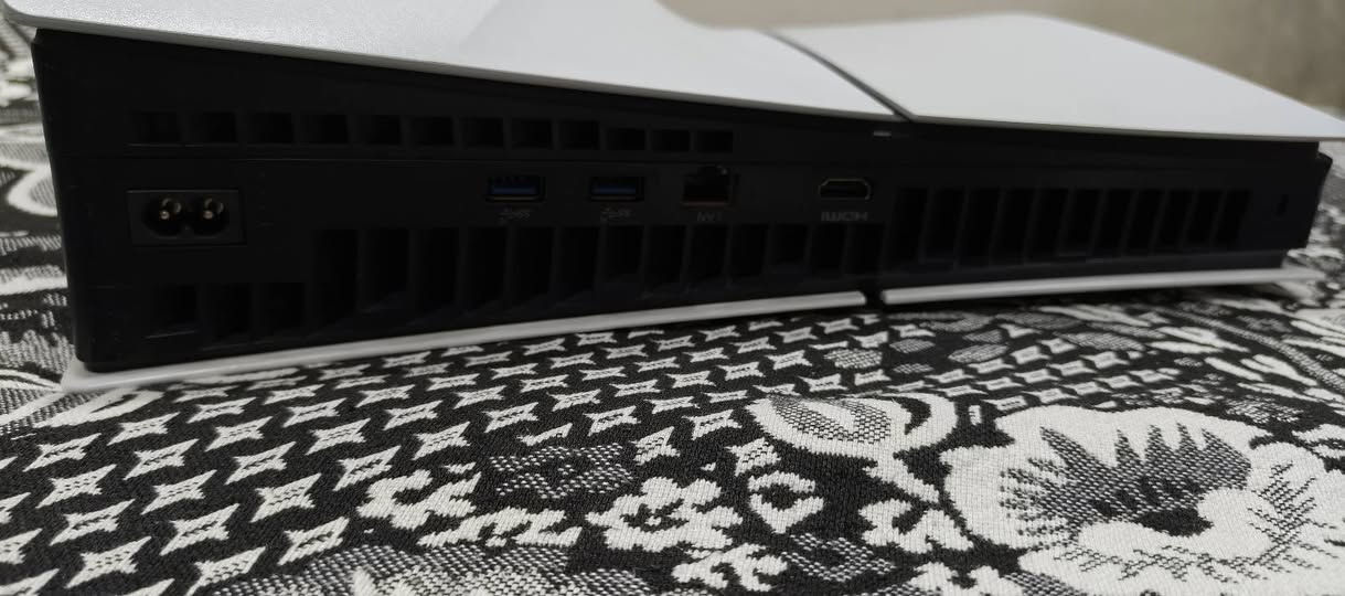 بيع بلاي ستيشن فايف سلم مستخدم 7اشهر وياه يدتين وقاعده شحن وتبريد وقرص فيفا 24 ولعبتين بالحساب هنه Resident evil village 8 ولعبة DOOM 
ومبدل بس قاعدة اج دي ام أي 
السعر(650الف) 
الرقم تواصل واتساب(***********)
