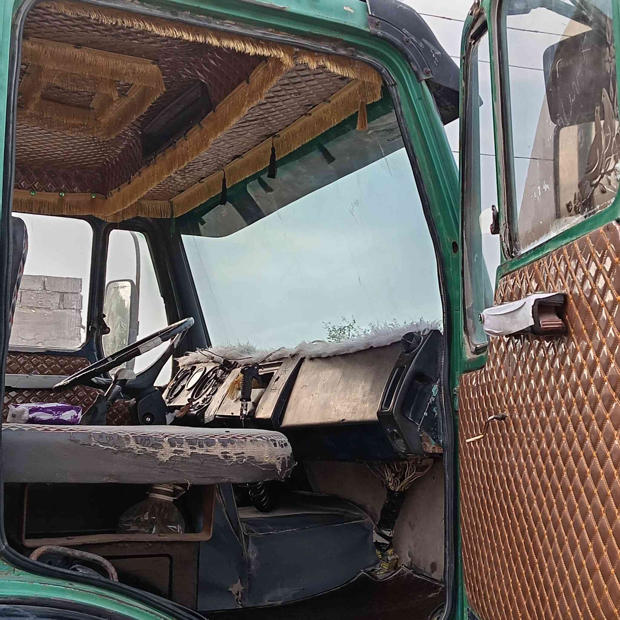 السلام عليكم سياره قلبي للبيع موديل 76 سياره حلوه ونظيفه هوسه بالشغل جير سته وشلعه  محرك ثمانيه محسن
المكان العماره *********** للتواصل ويا هذا الرقم
