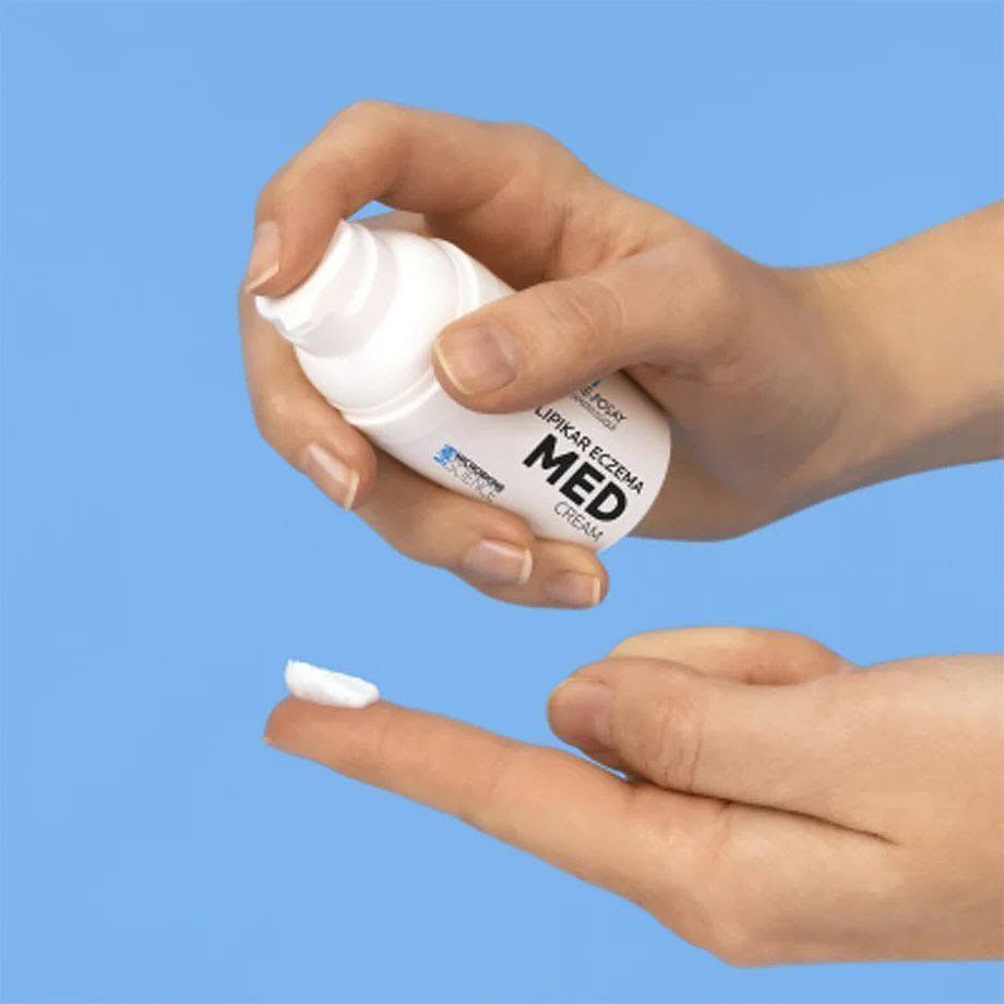 توفر الان كريم الاكزيما 💙
كريم لاروش بوزيه ليبيكار إكزيما ميد
Lipikar Eczema Med 💙💙
علاج فعال للبشرة المعرضة للإكزيما من لاروشيه
▫️تركيبة عالية التحمل تقدم عملًا مضادًا للالتهابات ومضادًا للتهيج ومضادًا للاحمرار ومضادًا للحكة.                                      
▫️غني بـ Endobioma وهو مكون نشط فريد 
▫️يستهدف البكتيريا الرئيسية المسؤولة عن الالتهاب.                                                                
▫️خالٍ من البارابين والعطور. 
▫️صناعة فرنسية 
▫️الحجم : 30 مل


**إذا كنت صاحب هذا الإعلان وتريد حذفه لأي سبب، رجاءا أرسل رسالة إلى الدعم الفني**