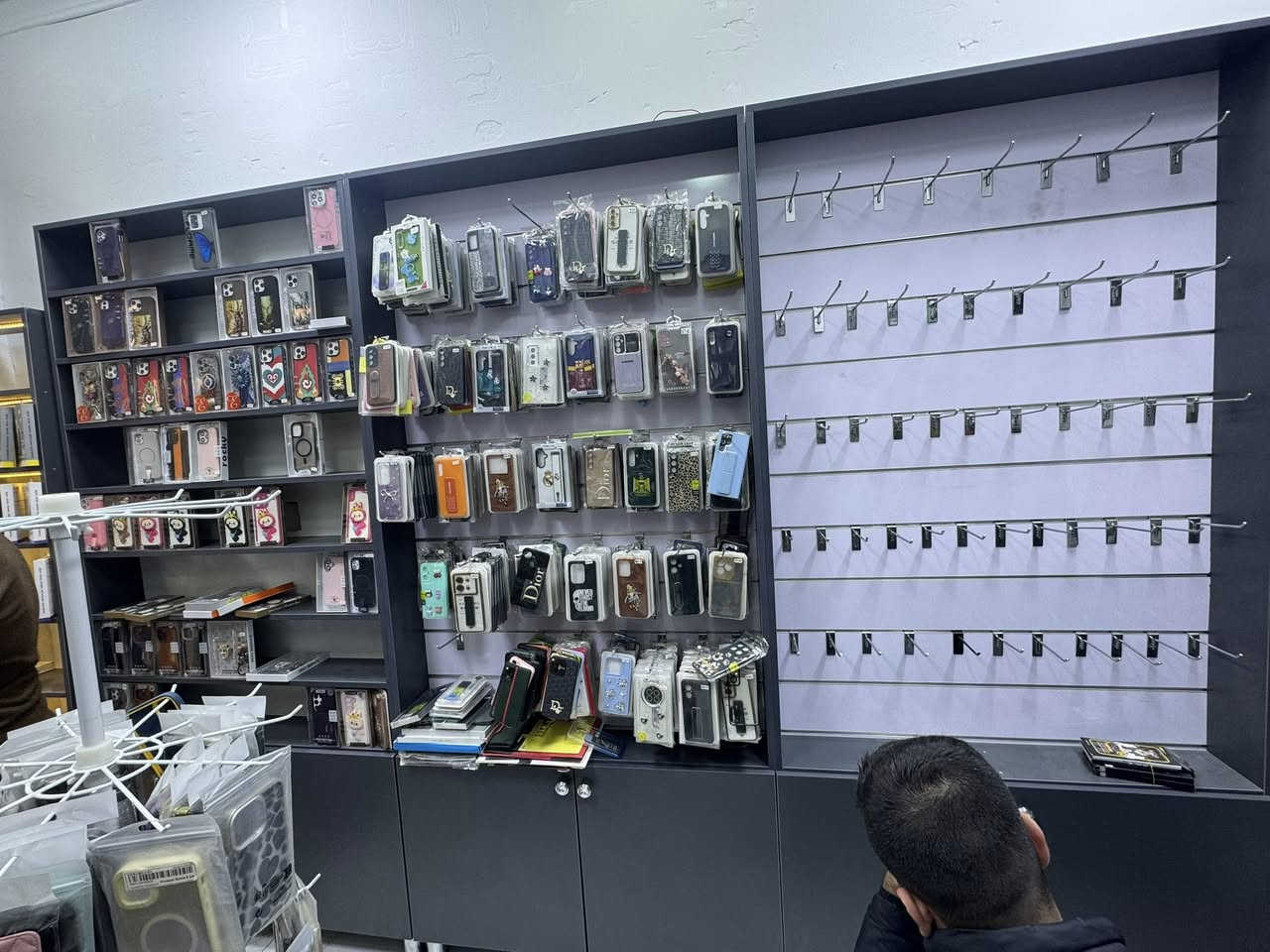 ديكور للبيع مال محل موبايلات
واكو كفرات ولزكات 
العنوان التاميم 
***********
***********
