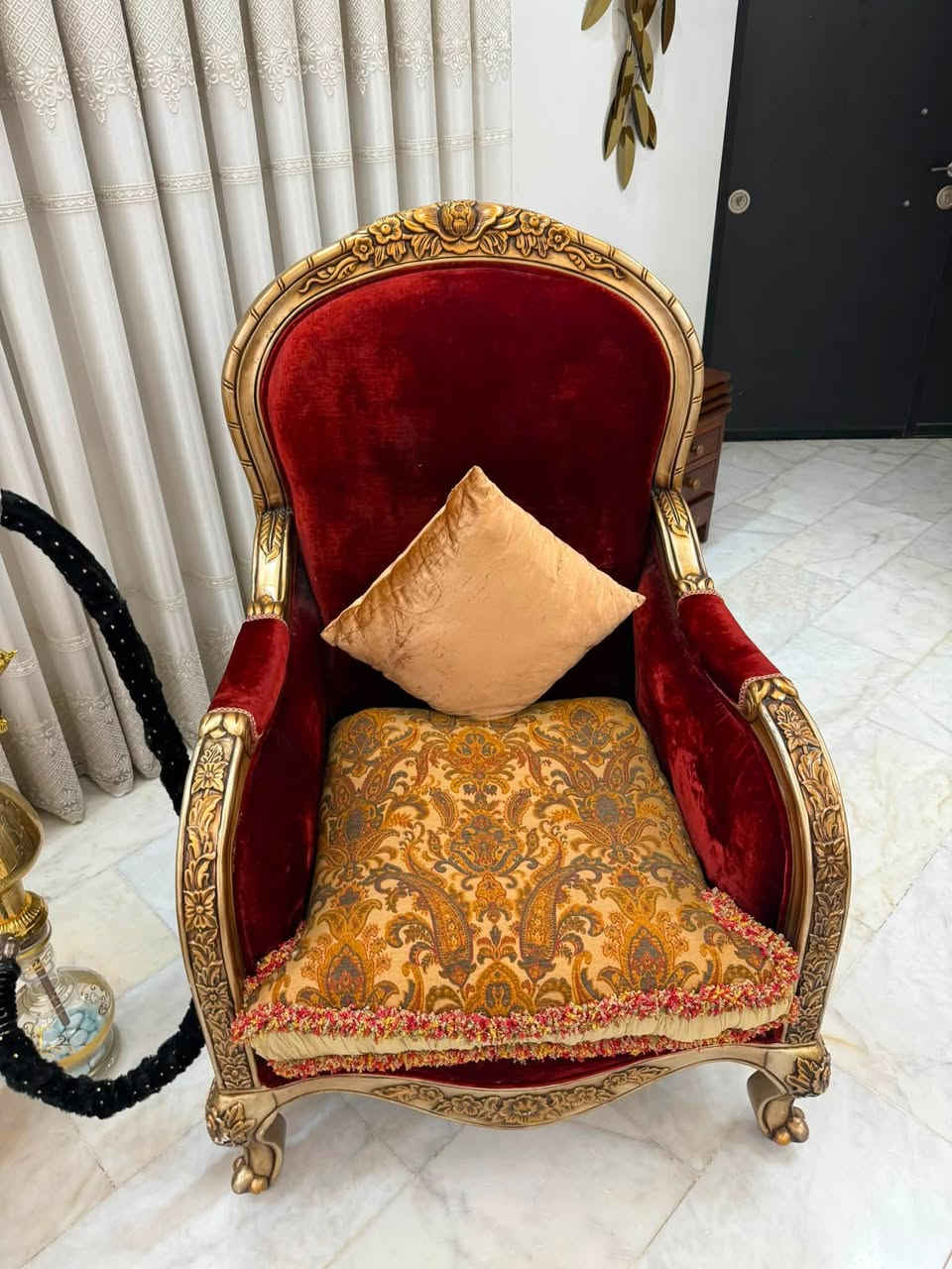 تخم قنفات كلاسك نظيف جداً ١٠ مقاعد + عدد ٣ طبلات
السعر ٢ مليون وبي مجال 
مكان بغداد حي العدل للاتصال ***********
