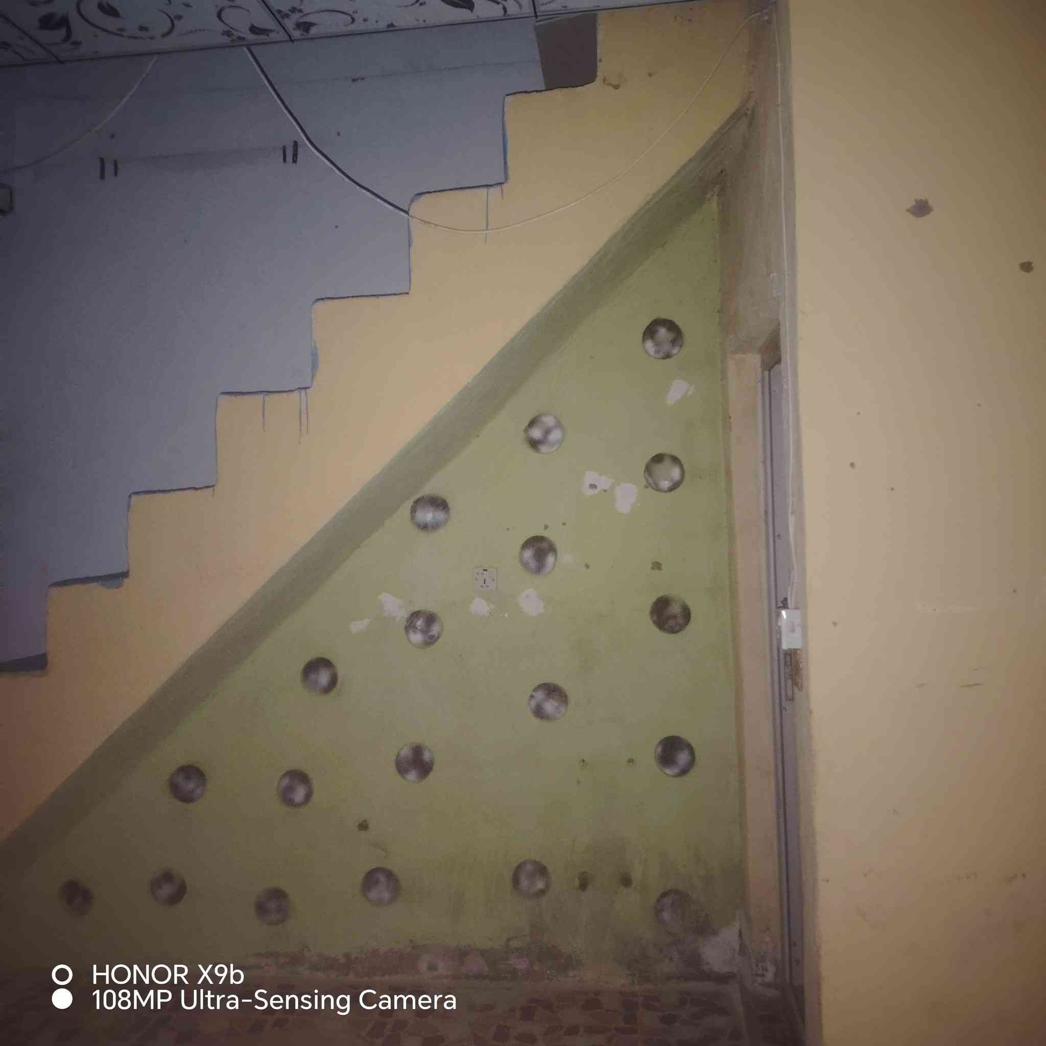 سلام عليكم  بيت للايجار  50 متر غرفه وصاله ومطبخ البيت كلش  نضيف اريضه كاشي وسقوف  من كلشي جهاز البيت قريب ع شارع المطار الجديد شارع الحوزه   ***********
