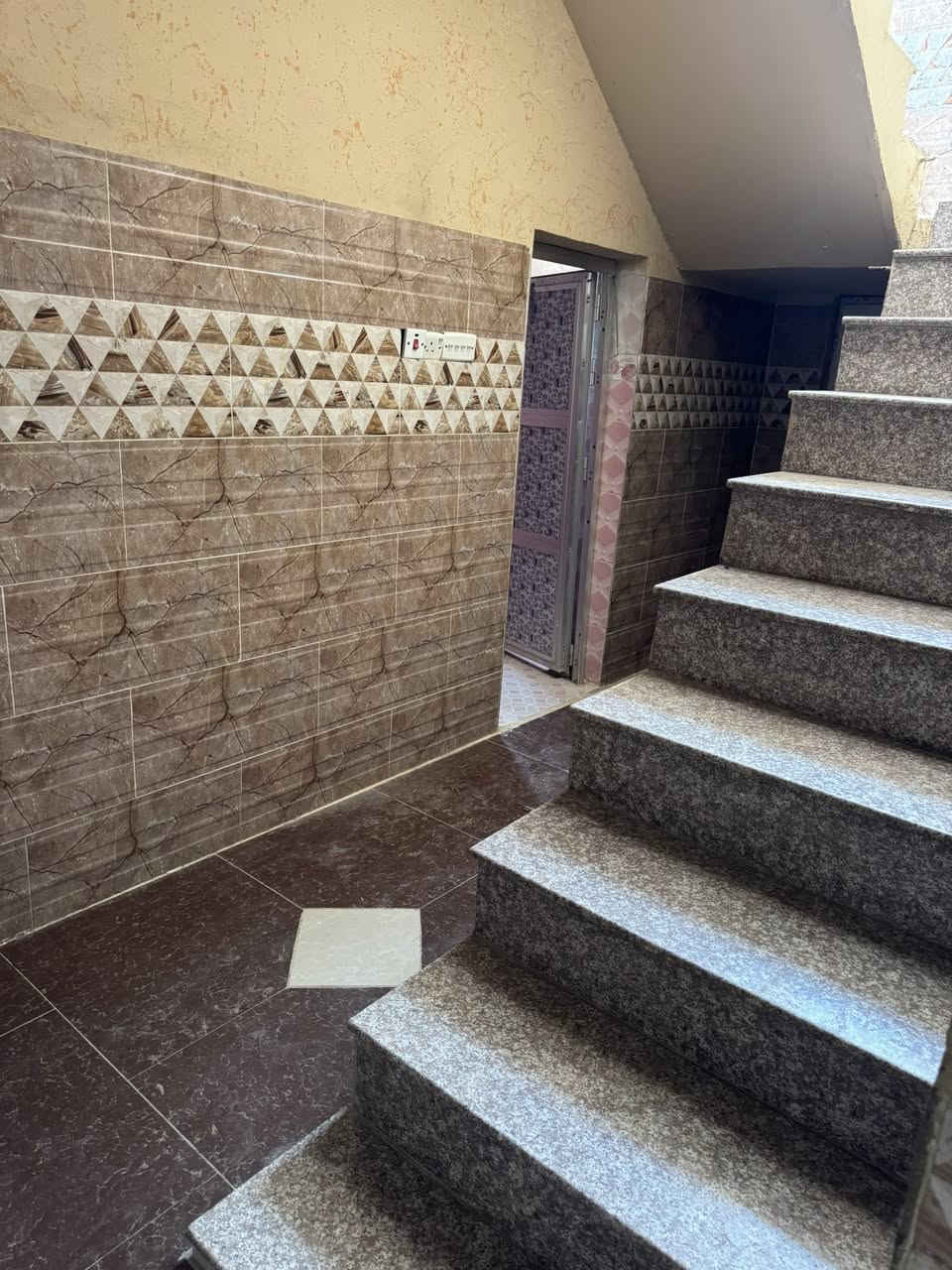 السلام عليكم بيت لليجارالعلم قرب قاعه القيثاره البيت 3غرف نوم ومطبخ حارباردوصحيات خارجيه وحديقه وكراج سياره (***********
