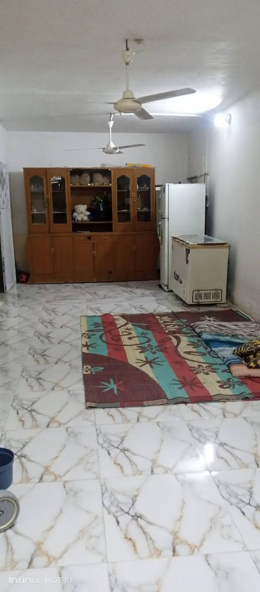 دار للبيع مساحه 245 مفصول مشتمل يحتوي ع استقبال وحوش وصحيات ومطبخ ميت متر وثاني 145
وثاني غرفتين  ناصيات وهول ومطبخ حمام داخلي وصحيات برا يعني يعتبر 245 مساحه كليه ع شارع مو فرعي حله طهمازية بفرع مخبز المصطفى شارع تبليط خمسميت مترا رقم الهاتف ***********
