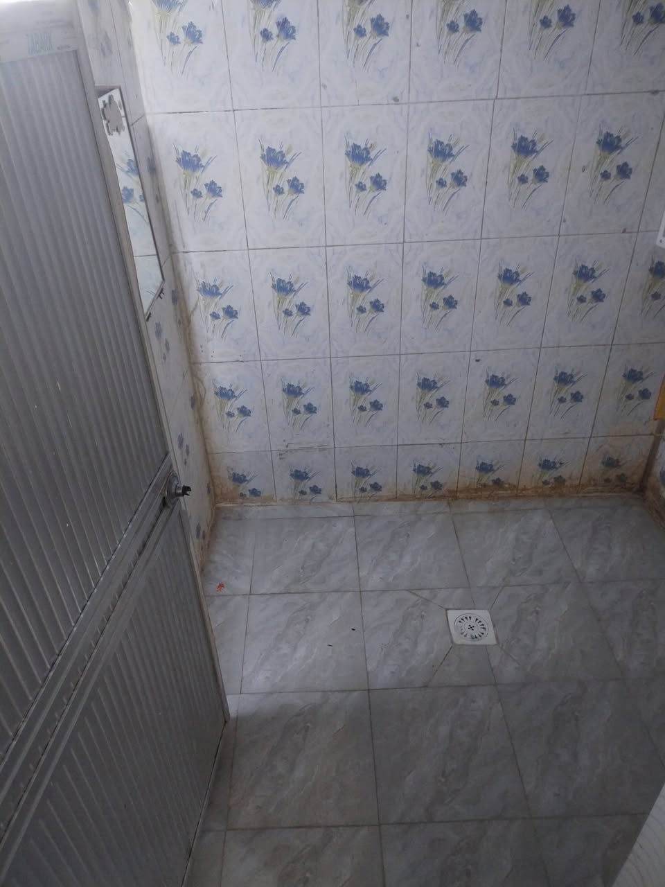 سلام عليكم بيت للبيع العنوان الحر حي سومر
مساحه ١٥٠متر سند ٢٥
واجهه 11نزال ١٢
طابقين يحتوي الطابق لاول علئ
طارمه استقبال مطبخ صاله صحيات خارجيه
حمام  غرفتين مناور اثنين
الطابق الثاني غرفتين صاله صحيات وحمام وصطح
الاستفسار خاص او اتصال ***********
سعر 140
