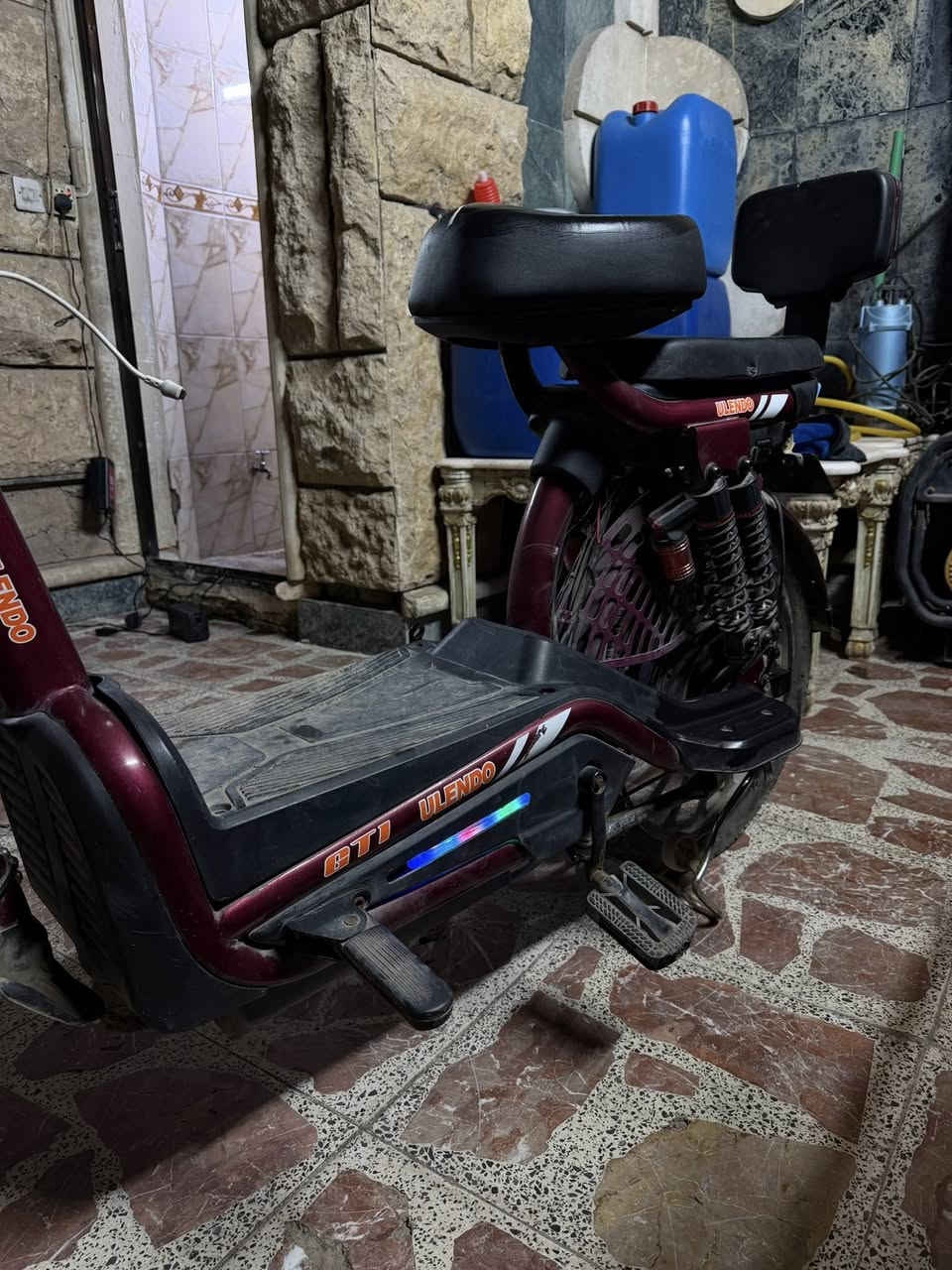 السلام عليكم دراجه نضيفه. كلش بطاريات الشركه مملعوب بيهم. ودرجه خاليه من اي نقوص  اربع بطاريات وياه شاحنتين وسويج وبصمه. والدراجه نضيفه  وحلوه كشره نضيف كلش    سعرهه250 وبيهه مجال حك جيتك  الرقم***********مكاني بغداد الشعب
