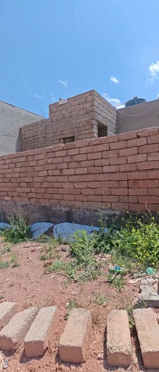 قتعه بو فروتني ئه فريكي جهه ك خوش بلند
اجازه بنا دگه ل هه يه نزيك مه دره سي قتعه
١٠٠ميتره جنوب سعر ٩٥  ورقه و مجال
***********
