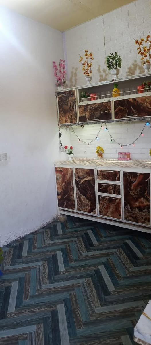 يالله السلام عليكم يعلن مكتب الخبير للعقار عن وجود دار في السده حي كمال مساحته 320متر 
بناء بلوك عكاده 
يتكون من غرفه عدد اثنان صاله استقبال مطبخ كراج سياره حديقه 
ماء كهرباء تبليط 
السعرر. 47مليون بي مجال بصيط
الاتصال ***********
