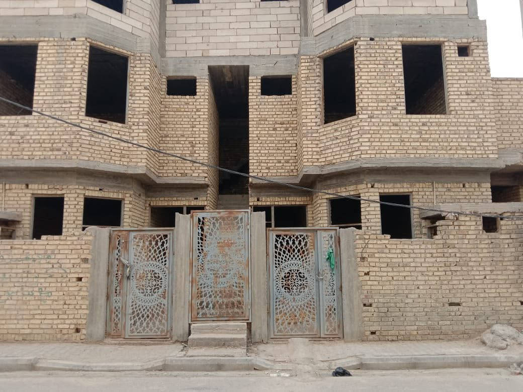 السلام عليكم بناية هيكل المساحة ٢٥٠م تحتوي على ست شقق كل شقه تحتوي على غرفتين وصالة ومطبخ وصحيات عنوانها البناية ٣٦ قريب من سيد بشير للستفسار الاتصال على الرقم *********** أو مراجعة مكتب عقارات الثابت عنوان المكتب السماوة حي الحكم مجاور مجمع الالماني توتل مقابل متنزه النورين أو اكتب كلمة تم بل تعليق سيصلك الرد.
