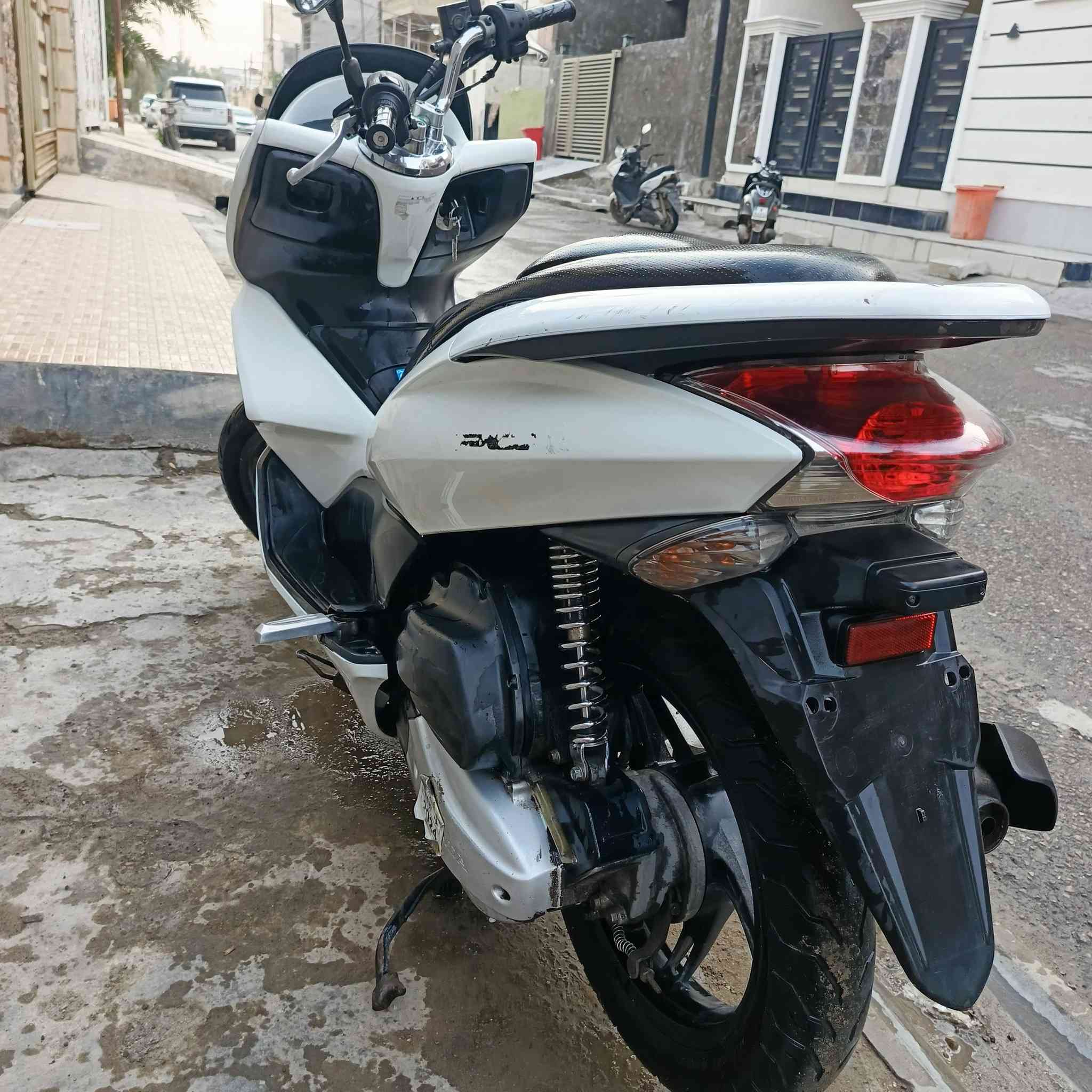 السلام عليكم للبيع دراجه pcx جيل الاول موديل 16ياباني السعر 10 ونص العنوان بعقوبه خلف المحافظه الاتصال ***********
