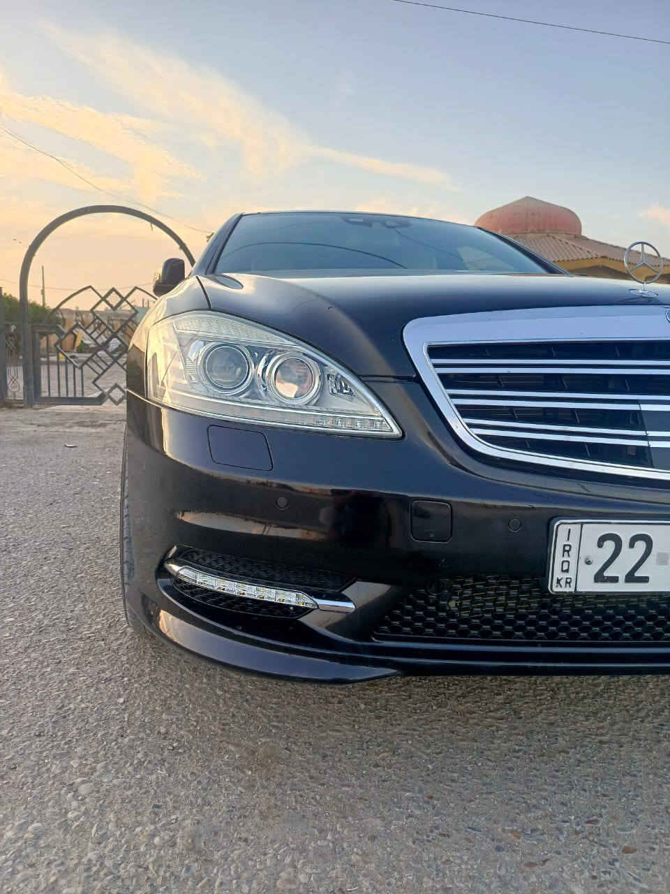 السلام عليكم( بيع مستعجل سعر 220  )مارسيدس S350 Vip 2013 المرغوب مكينه 6 سلندر بانزين 
فول الفول باب طويل موديل اصل 2013 
ماشيه190km 
نظيفة جدا  جدا السيارة مواصفات للاخير رئاسية 
رقم اربيل
هزه وفحص جديد ورقم جديد يعني كلشي متحتاج 
المواصفات ... كثيرة جدا راح اذكر بعضها 
... بانوراما فتحتين .. باب طويل ملكي ... داخل لون عل اصفر جدا جدا حلو ... كشنات تدفئة وتبريد كشنات خلفية منفصل تحكماتها بالابواب ... بردات عدد 5 جميعها كهرباء ... ناضور ليلي ... رادار ... قراءة الشارع ... بصمات 5 ابواب وتشغيل وصندوق ... ابواب شفط جميعها مع الصندوق ... شفتات ستيرن ... دبل شاشة ... رادار جانبي ...حساسات امامي خلفي ... فتح لايت عند الدوران يمين ويسار ... وكثير من المواصفات الاخرى التي لا تعد ... 
مع السيارة بصمات ٢ بلادية 
كهربائيات السيارة شرط كله 
محرك شرط برغي ممفتوح بي 
تفاصيل ...
محرك كير  صدر كله بشرط  تبريده ثلج ماشاء الله 
حماوه ثابته  
ملاحظه ... جاملغ خلفي صبغ والباب البصفه اثر طخه ... بدون دواخل السعر( 220ورقه)
رقم صاحب السيارة
‏‪***********‬‏
