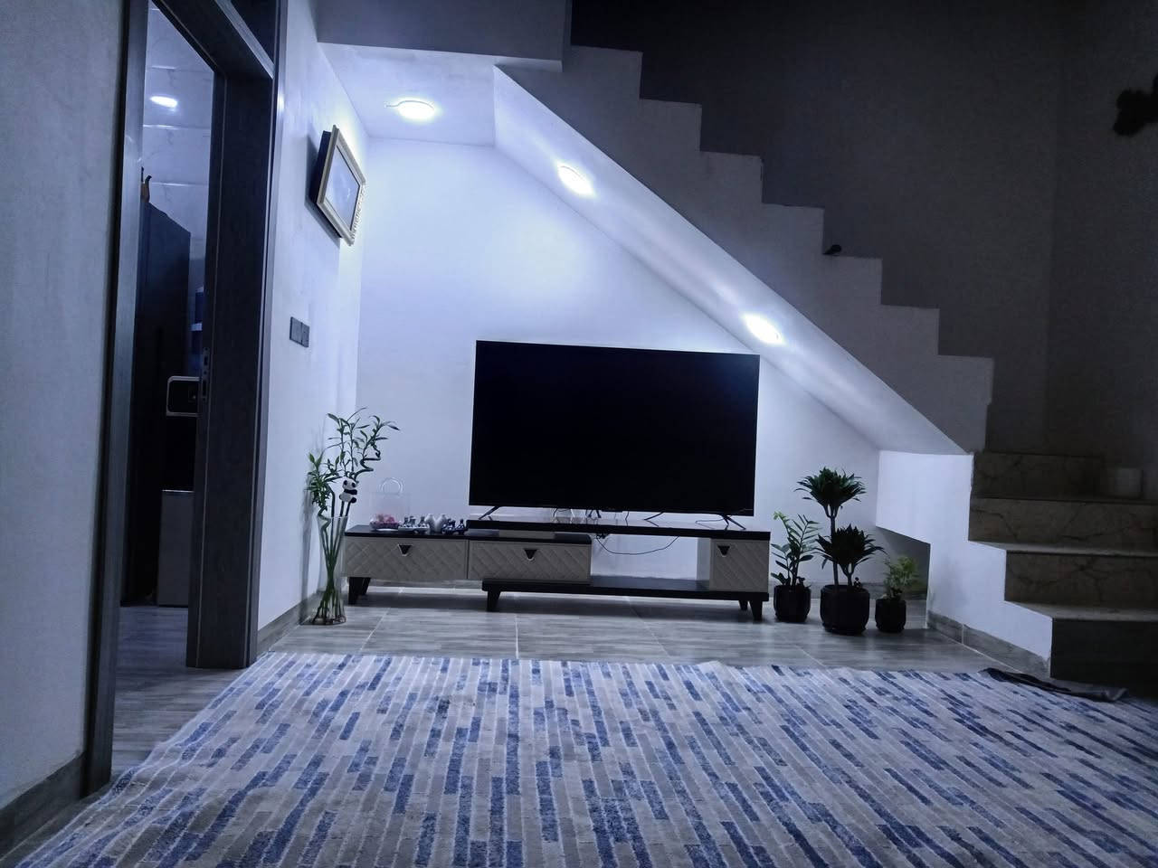 دار للبيع  طابقين غرفة نوم طابق الارضي وغرفتين نوم الطابق الثاني  خدمات ماء وكهرباء وتبليط 
الموقع مزارع الكندي قرب جامع انوار طيبة 
المساحة 130 متر واجهة 6 وربع 
صنف العقار بستان ملك صرف 40 قاضية طابو زهور 
بناء حديث مع الدار السبالت والكاونتر 
للاستفسار اكثر 
*********** اتصال 
*********** واتس اب 
مكتب الجوهرة للعقار
