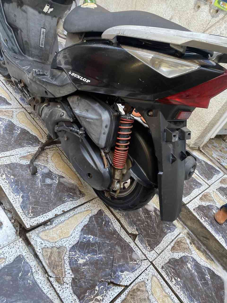 السلام عليكم دراجه ماكس ثعلب سرعه ١٤٠ للبيع الدراجه على وضع الرمبه ملحه شلعه ومعدل تاكل الشارع مختمه ختم واحد كهربائياته شغاله نكره سلف وهندر بكل وكت السعر٥٥٠ الرقم ***********المكان حي الجهاد
