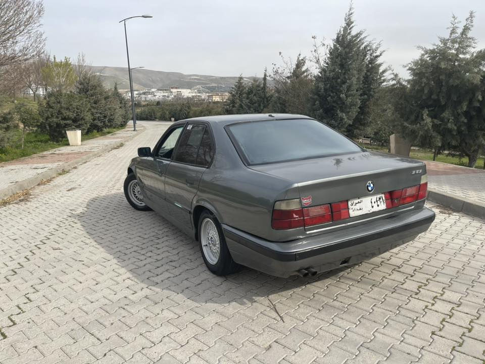 سڵاو لە هەموو لایەک بۆ فرۆشتن 525 تۆماتیک مۆدێل 1990 ئاڕمی سلێمانی بە شەرتی غرامە کامل بۆیاخە پێشی قرچێکی بوچکی هەیە شایەنی باس نیە ڕۆنی گێڕ و مەکینەی تازەیە پلاک و نۆزلیشی تازەیە کامل سێرڤسی بۆ کراوە بێ تەقە و ڕەقەیە سعری 46$ معامەلە 
ژ.م *********** 
شوێن سلێمانی
