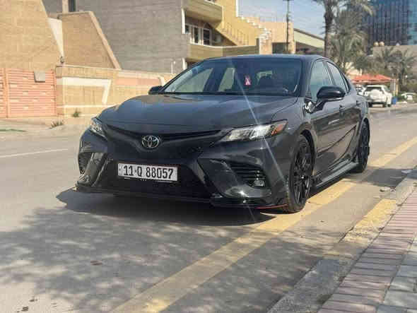 كامري تي ار دي  ٢٠٢٣ تو كلر اسمنتي حادثها بسيط  فول مواصفات 
للاستفسار 
*********** 
***********
​المحرك:
​النوع: 6 أسطوانات (V6).
​السعة: 3.5 لتر.
​القوة القصوى: حوالي 301 حصان عند 6600 د.د (دورة في الدقيقة).
​العزم الأقصى: حوالي 362 نيوتن متر (267 رطل-قدم).
​نظام الحركة وناقل السرعة:
​ناقل الحركة: أوتوماتيكي بـ 8 سرعات Direct Shift مع خاصية التبديل التسلسلي (Paddle Shifters).
​نظام الدفع: دفع أمامي (Front-Wheel Drive).
​الأداء والتجهيزات الرياضية:
​نظام التعليق: تعليق رياضي مُعدّل خصيصًا من TRD لتعزيز الأداء والتماسك.
​المكابح: مكابح أمامية أكبر ومهواة (Ventilated Discs) (تُذكر بعض المصادر أنها مكابح بريمبو في بعض الأسواق أو السنوات).
​العجلات والإطارات: جنوط ألمنيوم مقاس 19 بوصة ذات تصميم رياضي بلمسة نهائية باللون الأسود غير اللامع (Matte Black).
​نظام العادم: نظام عادم مزدوج من الفولاذ المقاوم للصدأ مع أطراف عادم مطلية بالكروم أو ملمعة (Quasi-Dual Stainless Steel Exhaust).
​التصميم الخارجي المميز:
​الشبك الأمامي: شبك رياضي بتصميم مميز.
​الجناح الخلفي: جناح خلفي رياضي كبير بلون أسود.
​المرايا: أغطية مرايا جانبية باللون الأسود.
​شعار TRD: شعارات TRD على الهيكل الخارجي.
​المقصورة الداخلية:
​المقاعد: مقاعد رياضية أمامية بتنجيد من الجلد/القماش مع شعار TRD وخياطة باللون الأحمر.
​العدادات: عدادات رياضية مميزة.
​الفرش والأرضيات: دواسات أرضية وشعار TRD على فرش الأرضيات بغداد
